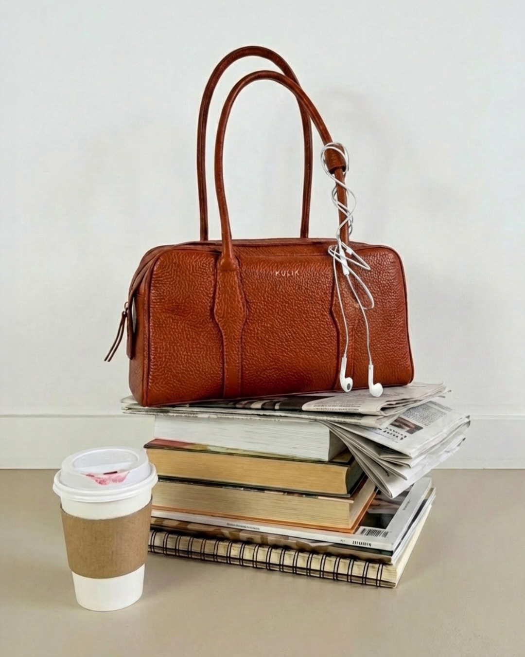 Między kawą a pierwszym „to ogarnę później”.
Kamelowa, skórzana — taka, którą po prostu bierzesz i wychodzisz.
Mieści to, co trzeba, i nie robi z tego wielkiej historii.
Uszyta w Polsce, zaprojektowana przez nas.
Na dni, które zaczynają się spokojnie… albo w biegu.