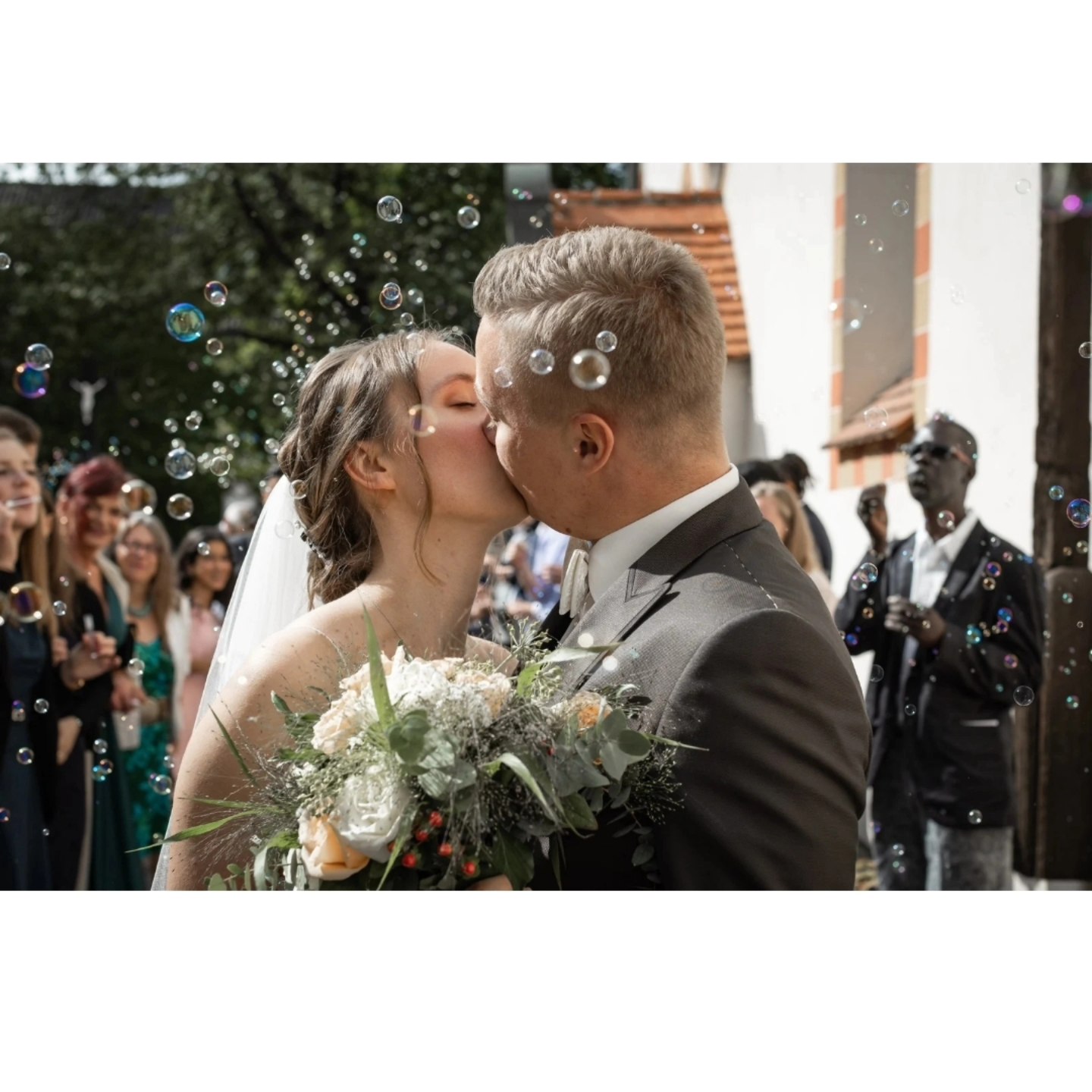 Heute vor einem Jahr haben sich Mariella und Marhias das JA Wort gegeben 🧡
Es war so ein schöner Tag mit euch und euren Lieben!
Vielen Dank, dass ich euch ein Stück auf eurem Weg begleiten durfte 🧡
#hochzeitsfotografmünchen
#hochzeitsreportagemünchen
#hochzeitsfotoideen
#hochzeitsfotografmünchenumland
#ersterhochzeitstag
#dankbar
#ilovemyjob