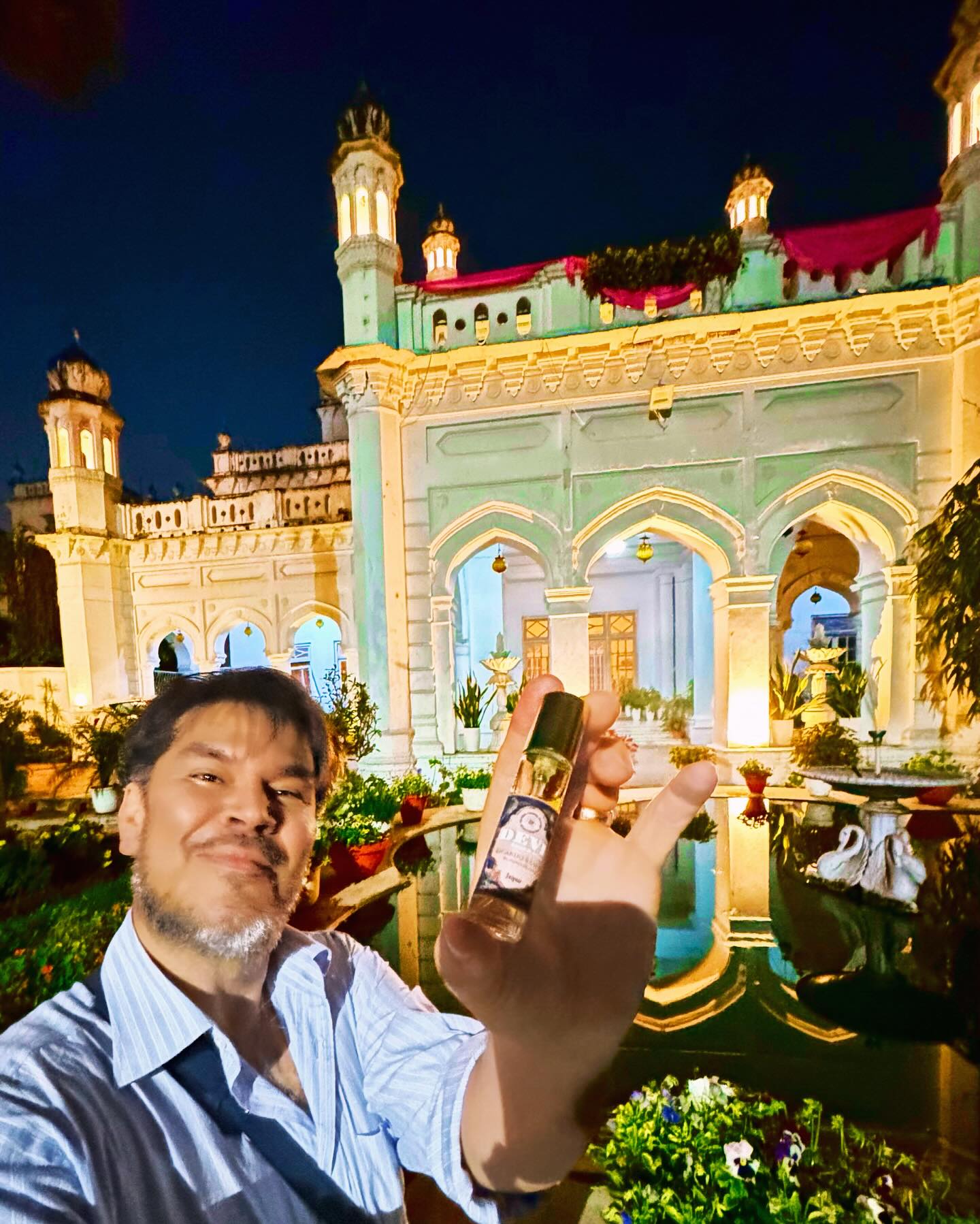 De nuevo en el lugar del mundo que me hace sentir con el alma repartida entre los más altos contrastes… llevándome del lujo, refinamiento y sofisticación palaciegos que se eclipsan al salir a la calle y poderme encontrar con algunos ejemplos de la humanidad más desgarradora jamás imaginada; donde los aromas más sublimes y celestiales portadores de las tradiciones olfativas más ancestrales y exquisitas del planeta, compiten con otros cargados de la inmundicia más terrenal y contemporánea imaginable; el lugar de los mil y un sabores sorprendentes que en un mismo plato me pueden traer al paladar registros exóticos y contradictorios entre lo dulce y lo salado, lo picante y lo afrutado, incluso alternando lo botánico con lo lactónico, todo esto siempre entre una explosión de colores y texturas, acompañada por doquier de las amplias sonrisas cargadas de la calidez y la amabilidad que tanto caracterizan a la gente linda de este lugar!
Namaste India! 🙏🏼❤️🌸
SOTD Devi Extrait de Parfum @ricardoramosperfumesdeautor
#ricardoramosperfumesdeautor #navratrivibes❤️ #lucknow #india #deviextraitdeparfum