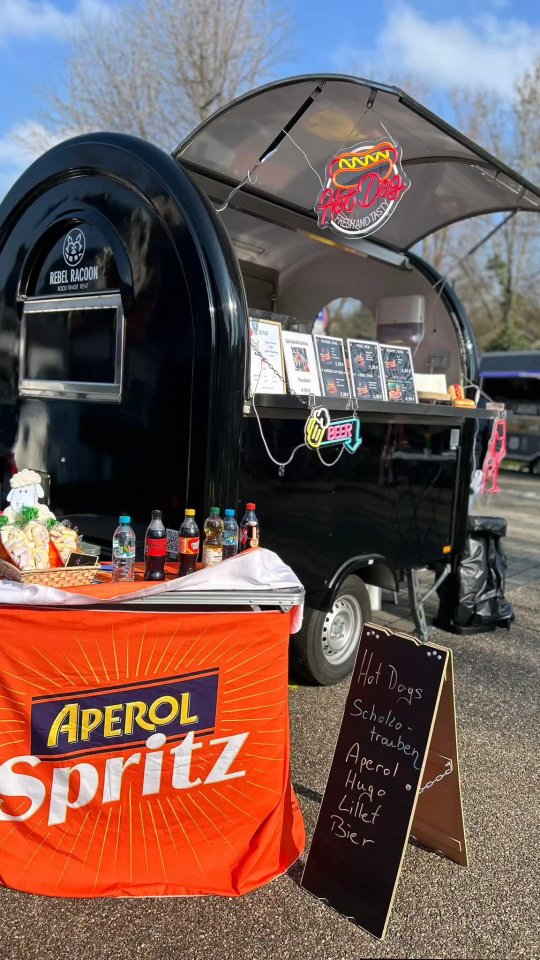 🌭🍹 Ostermarkt in Waiblingen – wir sind am Start! 🍹🌭
Heute findet ihr unseren Kunden hotdogheaven mit dem Rebel Racoon Trailer LIVE auf dem Ostermarkt in Waiblingen! 🚚🔥
Was euch erwartet? Ganz einfach:
👉 Frisch gemachte Hotdogs 🌭
👉 Eiskalter Aperol Spritz 🍹
👉 Und richtig gute Vibes 😎
Perfekt für einen entspannten Bummel über den Markt – einfach vorbeikommen, genießen und den Tag feiern! 🎉
Also: Freunde einpacken, Sonne tanken und ab nach Waiblingen – wir sehen uns am Trailer! 💛
#Ostermarkt #Waiblingen #Hotdogs #Aperol #Streetfood RebelRacoon SupportLocal Frühlingsgefühle
