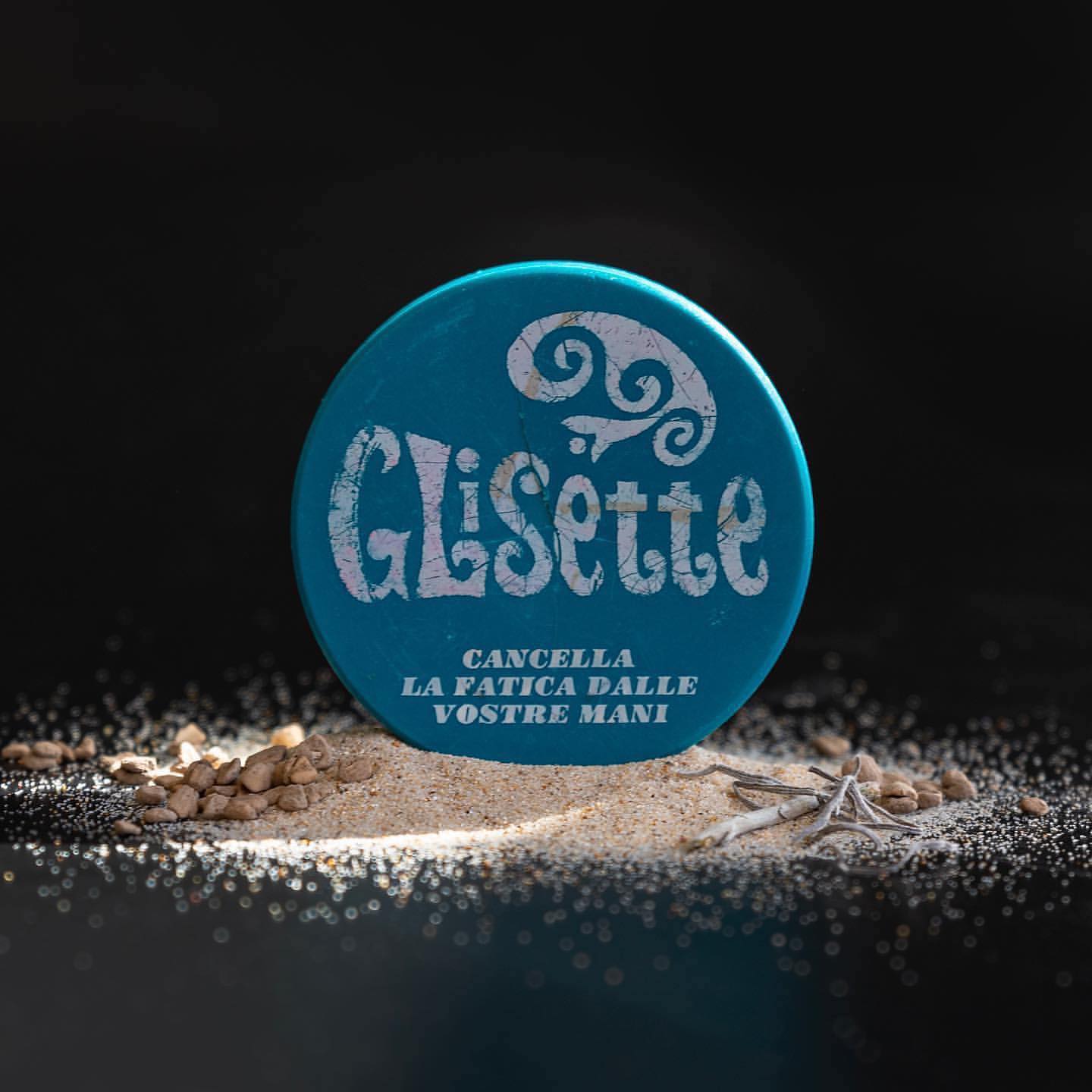 @oway_ireland Over two years ago, on a beach along the Emilian coast, a hand cream container from the late 1960s made its appearance among the WASTE DISPOSED during a winter sea storm. That relic, together with other bottles from fifty years ago related to disposable plastic, were preserved and enhanced in an EXHIBITION with the aim of raising awareness of the problem of plastic in the sea. The exhibition was the result of a collaboration between OWAY and ARCHEOPLASTICA, born from the desire to create an immersive experience with the stories of ancient waste from the sea, with the aim of INSPIRING visitors to reverse the trend. The use of single-use plastic is a paradox that is now UNSUSTAINABLE.
#ArcheoplasticaxOway #forapostplasticworld