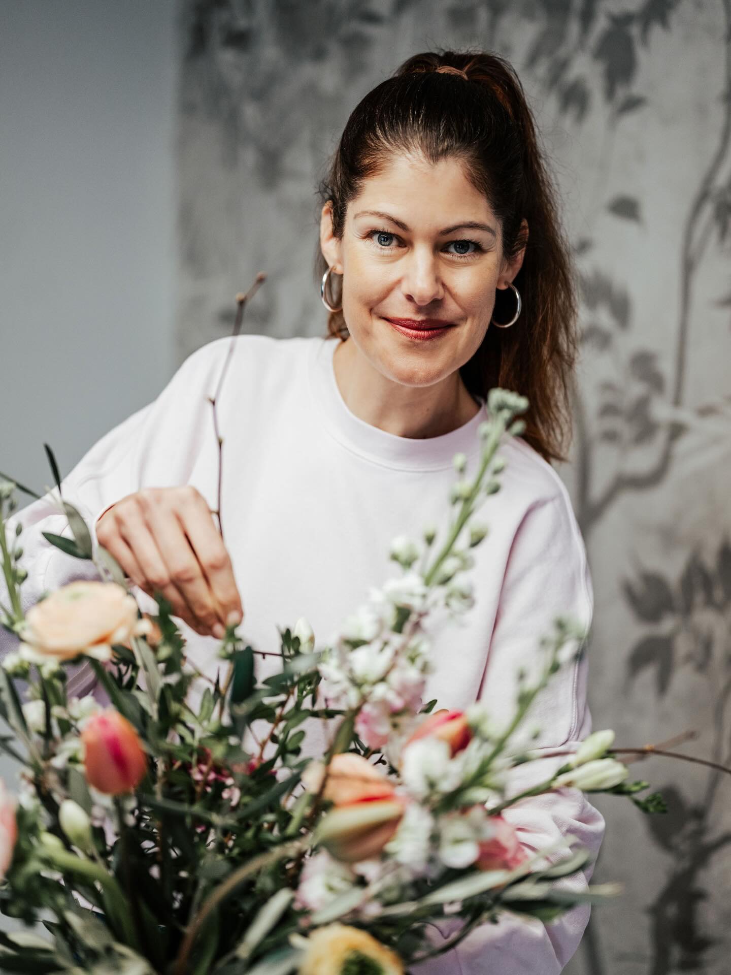 Hallo, ich bin Bea, die Person hinter Atelier BLUMENSTIL.
Mein Atelier ist kein klassischer Blumenladen, sondern eine Werkstatt in der Gestaltung, Handwerk und Beratung im Mittelpunkt stehen.
Blumen sind für mich Sprache: sie sagen mehr als 1000 Worte, lassen Herzen höher schlagen, trösten, wenn Worte fehlen und sorgen für eine positive Atmosphäre in Räumen.
Ob Blumen-Abo fürs Geschäft, ein hübscher Strauss zum verschenken, Trauerfloristik für einen würdevollen Abschied oder individuelle Arrangements für deinen Event - ich freue mich auf deine Kontaktaufnahme.
📸 @beka.fotografiert
#floristin#meisterfloristin#blumen#handwerk#lokal
BLUMEN
FLORISTIN
BLUMENSTRAUSS
BLUMENABO
TRAUERFLORISTIK