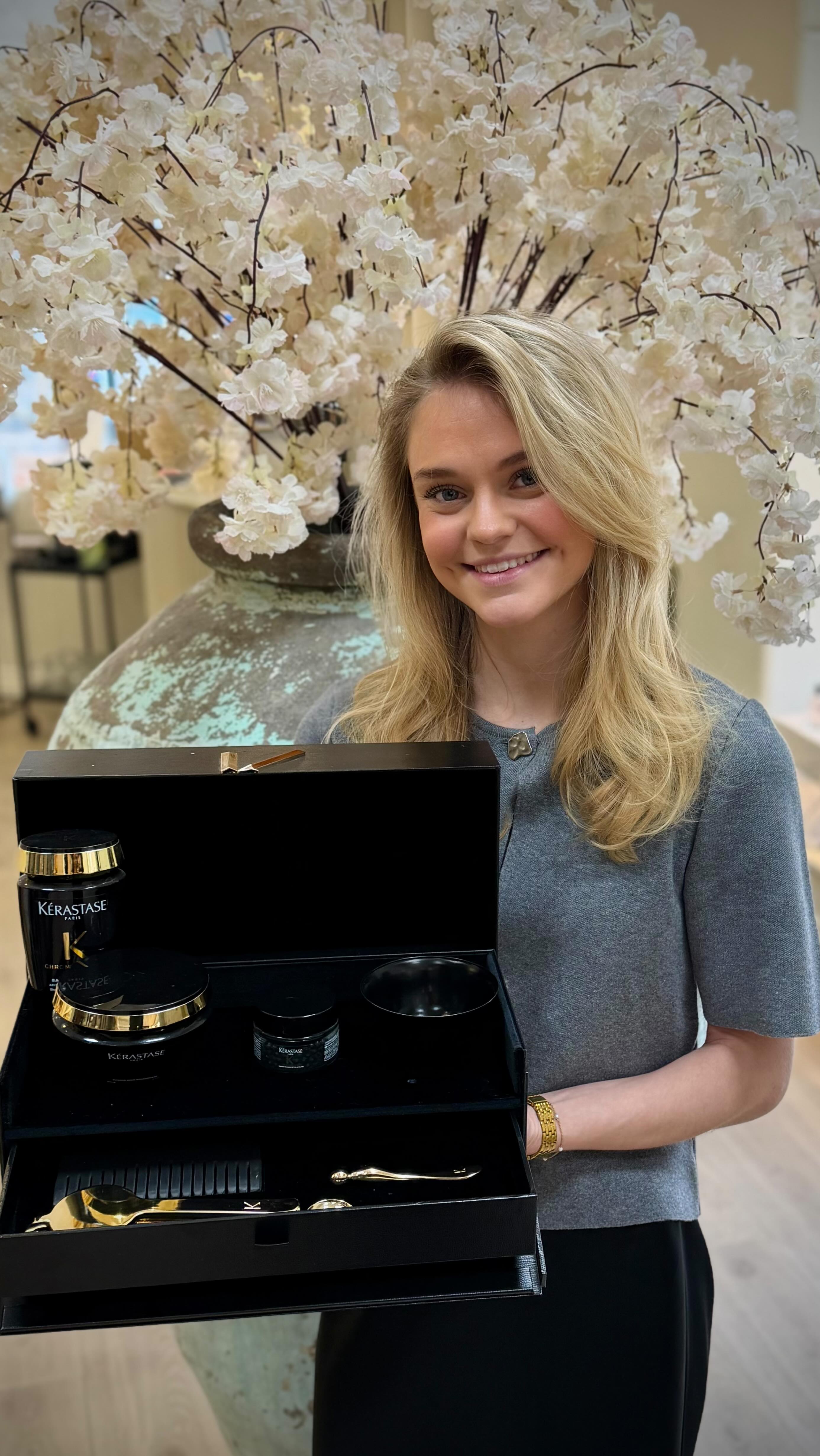 Låt oss presentera vår nya salongsbehandling från kerastase: ✨ Chronologiste ✨ är framtaget för dig som söker den ultimata lyxen för ditt hår. Den fungerar som ett mirakelelixir som renar och livar upp livlöst hår. Den innehåller pärlor av mimetiskt kaviarkoncentrat som blandas i masken precis före appliceringen. Hårbotten får vitalitet och lugnas, håret känns starkare och repareras, håret blir silkeslent och glänsande. ✨🖤