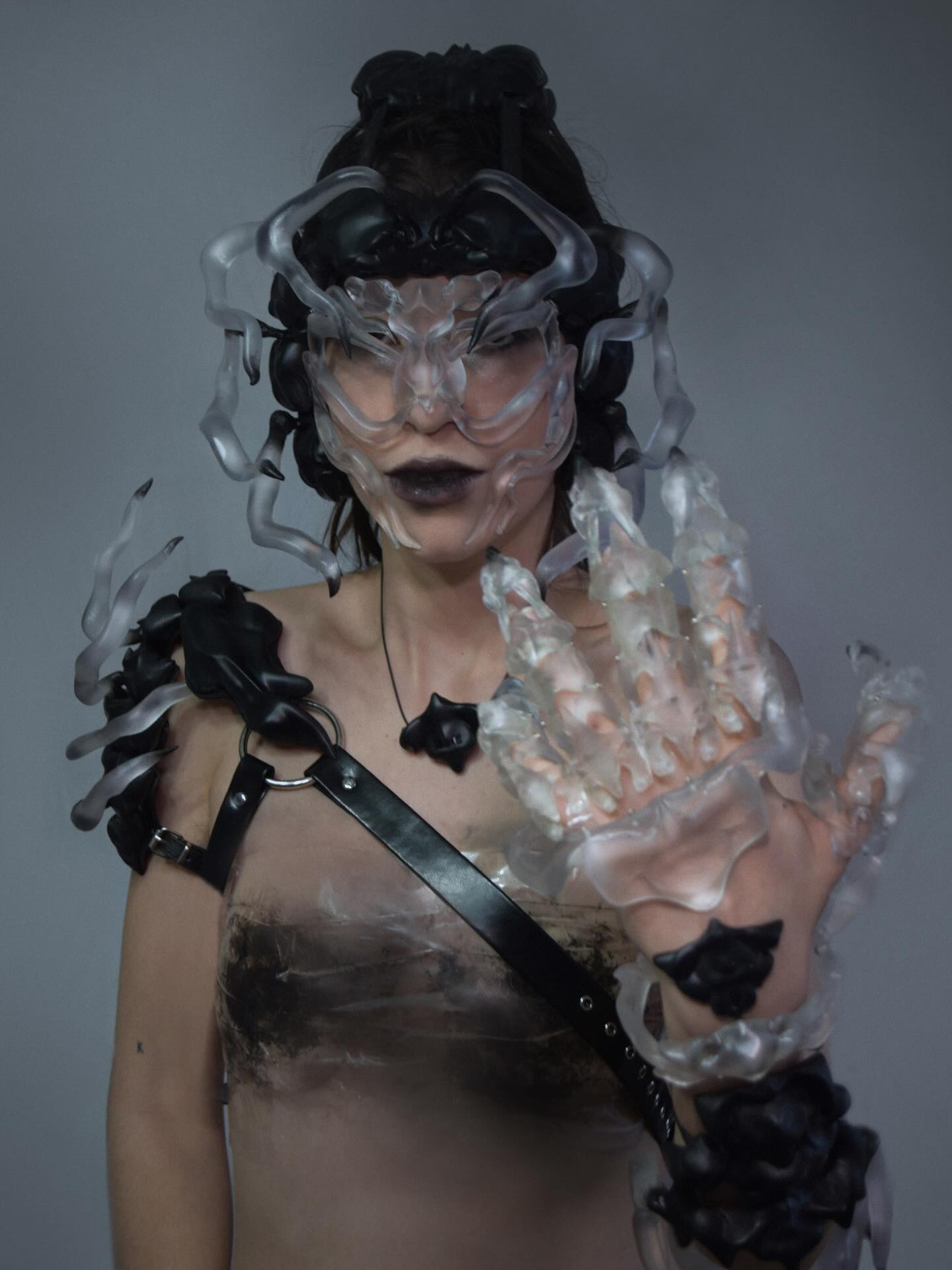 Umbra Armatura
A project exploring psychological armor and social masking.
Inspired by exoskeletons and medieval armor, these pieces exist somewhere between protection and restriction. Between what shields us and what begins to contain us.
Design: @felurian_doll
Photography: @philefou
Robotics: @mikel_ms_