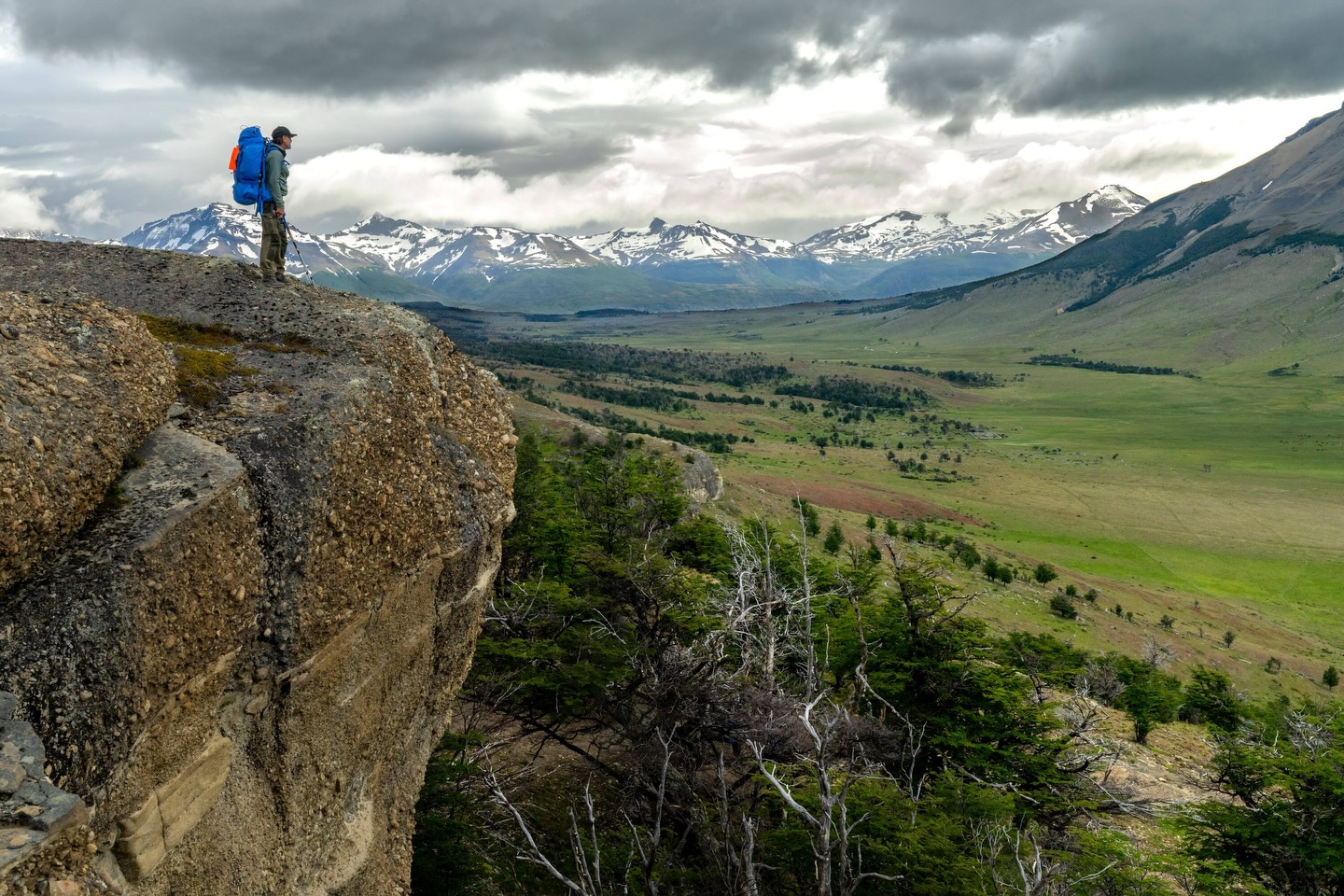 Vive la Patagonia paso a paso 👣🌿
El Fjällräven Classic Chile es mucho más que un trekking: es una experiencia que conecta con el territorio, su cultura y la vida silvestre que lo habita. A lo largo de la ruta, los participantes recorren paisajes únicos, atravesando parte de la Estancia Cerro Guido y conociendo de cerca este ecosistema vivo.
Es una invitación a caminar con propósito, a entender la conservación desde el terreno y a ser parte de una comunidad que valora la naturaleza y su protección 🏔️🤍
Las entradas ya están disponibles para vivir esta increíble experiencia en diciembre de este año, encuéntralas en la página web de @fjallravenofficial 🙌🏼
-
Experience Patagonia step by step 👣🌿
Fjällräven Classic Chile is much more than a trek — it’s an experience that connects you with the land, its culture, and the wildlife that inhabits it. Along the route, participants travel through unique landscapes, crossing part of Estancia Cerro Guido and experiencing this living ecosystem up close.
It’s an invitation to walk with purpose, to understand conservation on the ground, and to be part of a community that values nature and its protection 🏔️🤍
Tickets are now available to experience this incredible journey in December — find them on @fjallravenofficial’s website 🙌🏼
#FjallravenClassicChile #Patagonia #Trekking #Conservación #CerroGuido