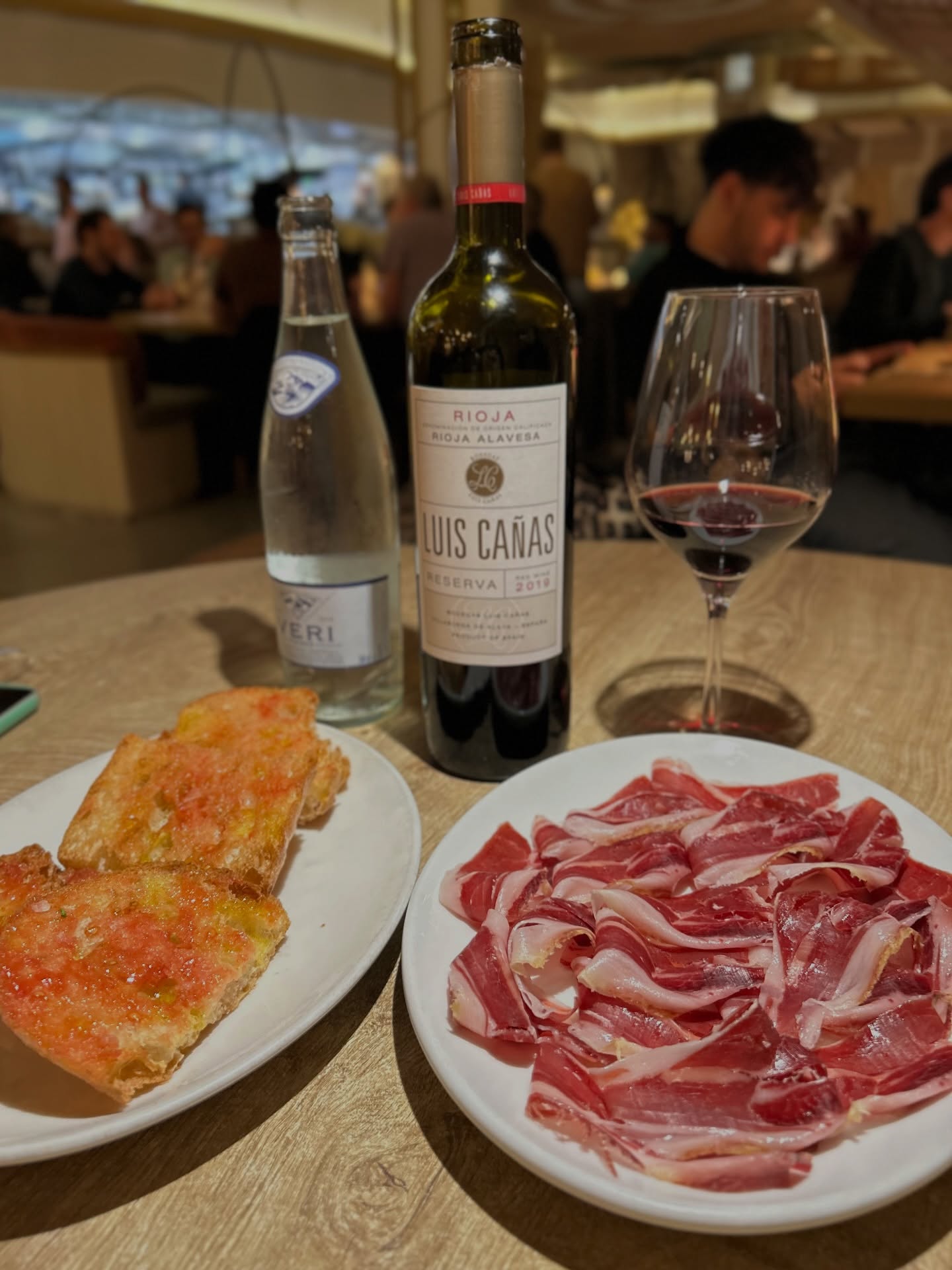 2 jours, 1000 saveurs 🇪🇸
On a profité de notre déplacement pro à Barcelone (à l’occasion du salon Hostelco) pour faire ce qu’on aime le plus : goûter, tester, analyser… et surtout s’inspirer !
Chaque assiette dégustée est une idée en plus pour nos prochaines créations…
Pour nous, cuisiner, c’est aussi rester curieux, s’imprégner et ramener le meilleur jusqu’à vous ❤️
Swipe pour découvrir 2 jours dans notre assiette 🥘
#barcelone #paella #paellalovers #jamoniberico #hostelco