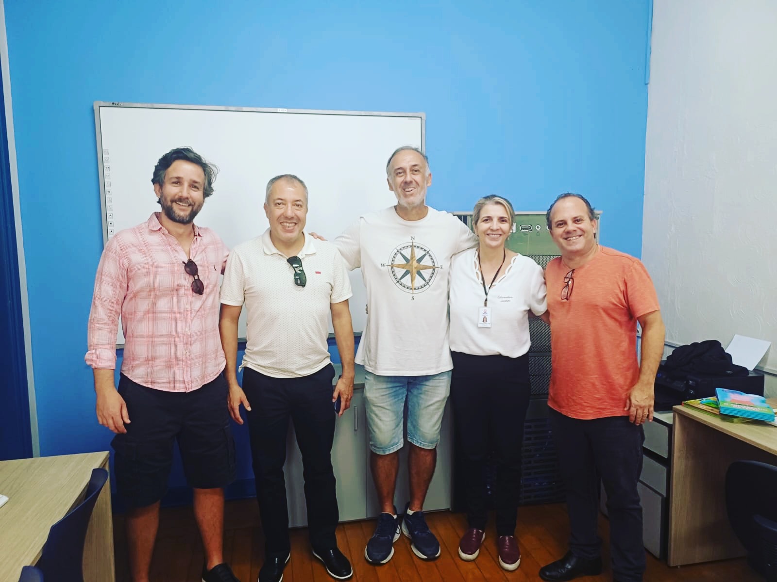 Tivemos a alegria de receber a visita dos novos associados da Loja Hiram Abif, Sr. Francisco, Sr. José Fernandes e Sr. Antonio Eduardo, que chegam para somar forças e fortalecer ainda mais nossa missão.
Nosso diretor, Sr. Hermílio, acompanhou pessoalmente a visita, apresentando todo o Educandário e destacando a importância do nosso trabalho na vida de cada criança atendida, junto com nossa assistente social Fernanda, que também esteve presente nesse momento especial.
A parceria e o engajamento de pessoas comprometidas fazem toda a diferença no trabalho que realizamos diariamente. Sejam muito bem-vindos! Juntos, seguimos construindo um futuro com mais oportunidades, cuidado e esperança para nossas crianças 💙