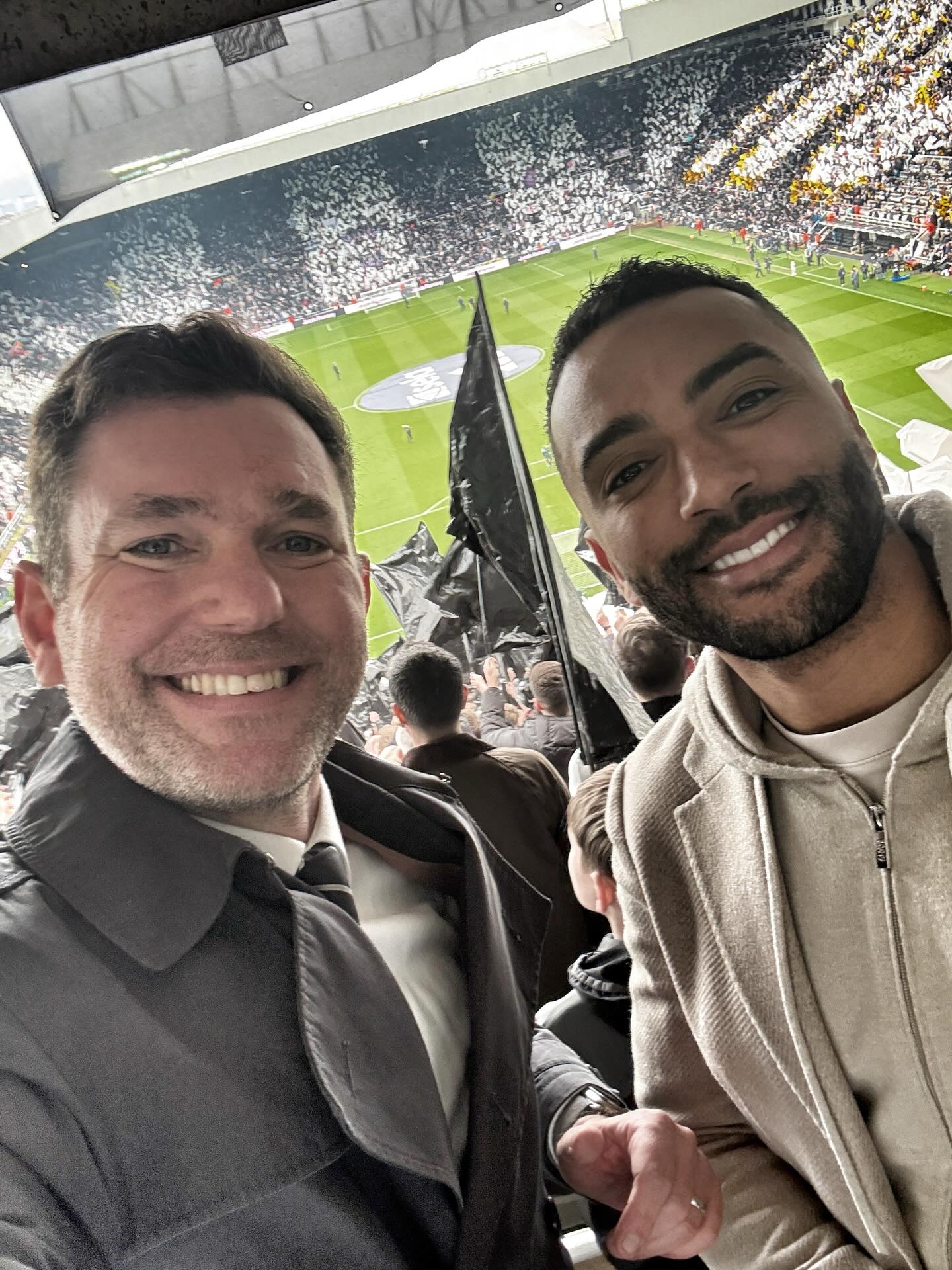 Never a dull moment at St James’ Park - not the result we wanted yesterday but still a brilliant experience welcoming back the Tyne Wear derby tor the first time in a decade to SJP.
Amazing work by @worflags pre-match and a pleasure to have @dannysimpson ‘s thoughts & stories throughout the day in Gaucho & Wings.
London bound now for hosting duties on the PSA Squash Tour at the Optasia Championships.
#sportspresenter #sportsmc #sportsmedia #nufc #sporttravel