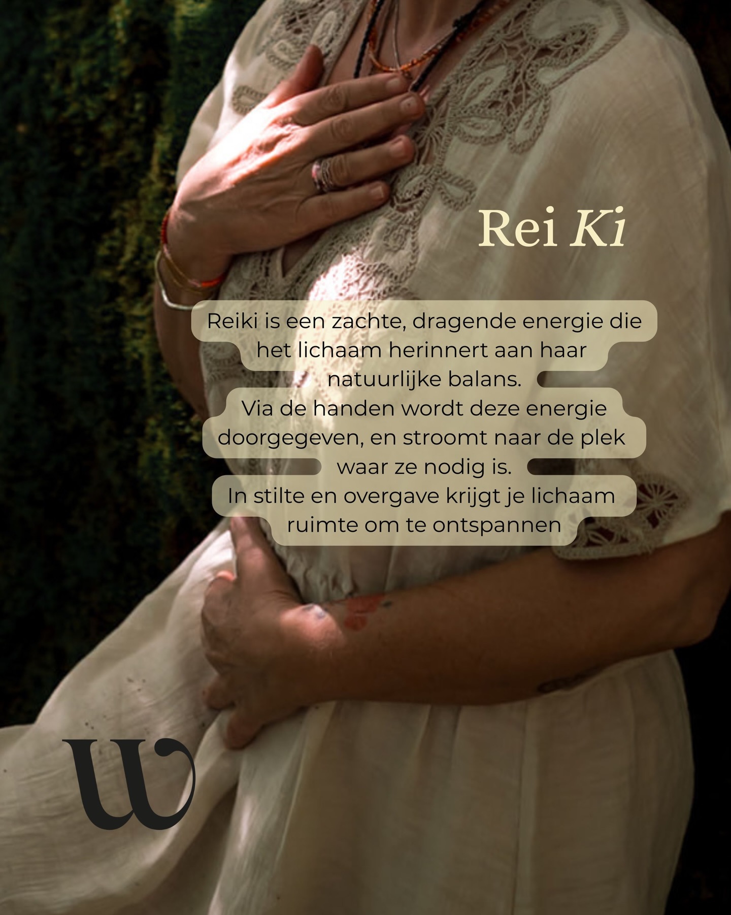 Reiki kwam in 2008 op mijn pad.
Een zachte vorm van energieheling die me helpt om te vertragen, te voelen en terug te keren naar mijn lichaam.
In de jaren waarin alles bewoog en mijn lichaam veranderde, was er een diepe behoefte aan bedding, rust en gedragen worden. Reiki bewoog daarin mee, soms meer op de voorgrond, soms stiller aanwezig.
Nu, in de fase van de postmenopauze, nodig ik Reiki weer bewust uit in mijn dagelijks leven.
Ik geef mezelf regelmatig een Reiki behandeling.
Meestal voor het slapen ga ik ontspannen liggen, leg mijn handen op mijn lichaam, en voel waar de energie naartoe wil. Mijn duim en pols maken er gretig gebruik van.
Deze vorm van energetisch werk helpt me om te zakken in mijn lichaam. Het brengt me terug naar mijn midden. Het geeft me richting, rust en een stille kracht van binnenuit. Alsof mijn lichaam zich herinnert hoe het bedoeld is.
De turbulentie van de menopauze vraagt om bedding, om afstemming op jezelf, om balanceren van de soms tegengestelde stroming in je lichaam en hoofd.
Voel je dat je lichaam ook verlangt naar zachtheid en afstemming? Binnenkort vind je dit op mijn website, en je kunt nu al via dm een afspraak maken.
Je APK voor de menopauze (of elk ander moment)!
#reiki #reikiamsterdam #energieheling #reikibehandeling #menopauze