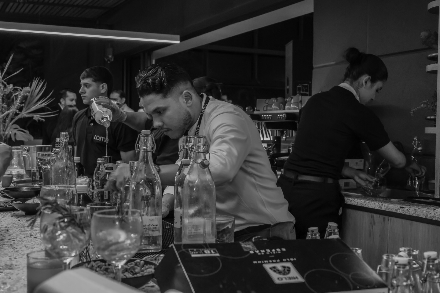 ▪️Inauguración de @lomahotelmedellin
▪️Nota completa en Bloggaleriadearte.com
▪️PR: @luchoviedo
Inaugurar un hotel en El Poblado es, por lo general, un bostezo de champaña tibia y relaciones públicas acartonadas. Pero el LOMA Medellín decidió que su primera noche sería un simulacro psicodélico. No hubo corte de cinta; hubo una obra de teatro inmersiva donde los “huéspedes” eran actores infiltrados.