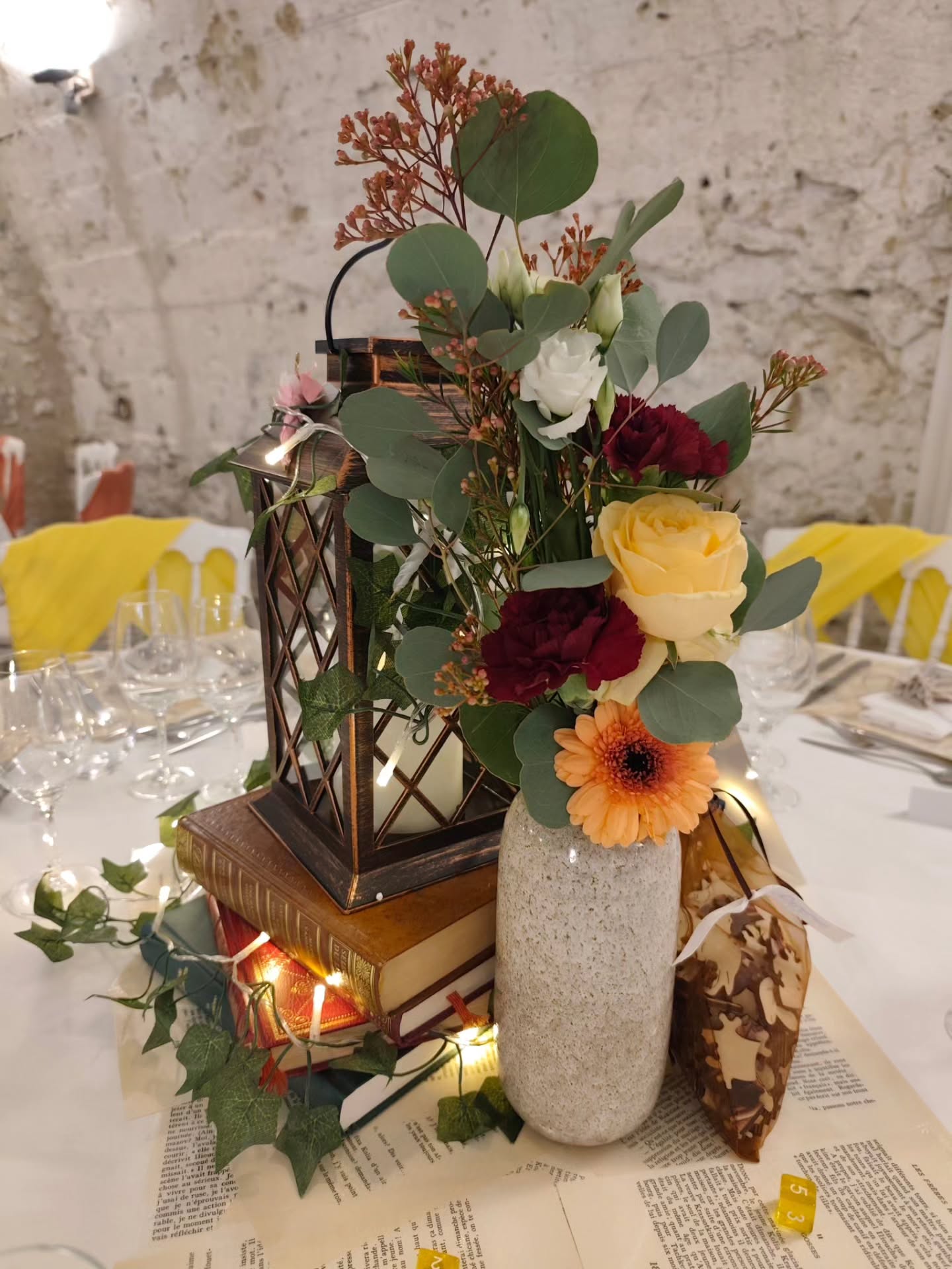 🏵️ Wedding day du 21-03 🏵️ number two
Voici le deuxième mariage de samedi dernier, retour à chapeau cornu! Après le thème Sakura on change totalement et on voyage dans le temps! Thème Arthurien ! Autour du livre, avec de beaux sets de table en pages de livres, une ambiance intimiste aux couleurs chaudes ...
🧡Nous avons juste apporté notre touche florale à une déco déjà bien pensée c'était parfait!
Voici donc:
- nos vases de table
- Notre arbre reconstitué pour la table des mariés, 100% fabrication maison
- L'entrée en branchage pour un effet forêt enchantée
- Des bocaux natures disposés un peu partout
À suivre le bouquet de la mariée très original et le kiosque fleuri 🏵️
🏵️🏵️🏵️🏵️🏵️🏵️🏵️🏵️🏵️🏵️🏵️🏵️
#mariage2026
#weddingflowers
#fleurs
#mariage
#arturien