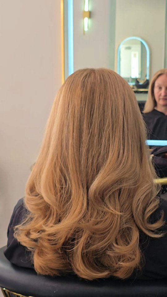 After a year and a half, my lovely client finally had a moment for herself again ✨ Busy mum life, box dyes here and there, plus hormonal changes — all of this left her hair with uneven colour bands, warm orange tones, and weakened condition.
Today’s goal was clear: create a soft, even colour from root to mid-length while keeping the ends lighter — and most importantly, NO bleach to protect the hair 🤍
We worked with a root colour and smudge (around 15cm) using 8/18 ash mocha with double pigments for full grey coverage, then refreshed the ends with a soft 9/13 semi colour. The result? Seamless blend, cooler tones, and healthy-looking shine ✨
All done using the YUV system with Olaplex to maintain and rebuild the hair structure.
So good to see her feeling like herself again 💫
#hairtransformation #colourcorrection #haircolourist #ashblonde #hairgoals