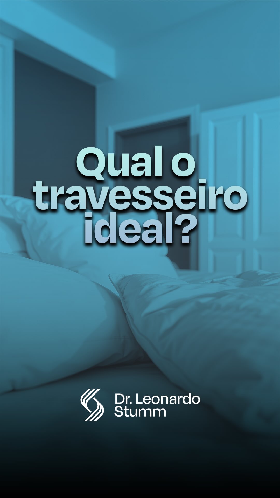 Qual é o melhor travesseiro para a coluna?
Apesar da grande variedade no mercado, com opções “tecnológicas”, massageadoras ou até com promessas diferenciadas, o mais importante não está no marketing, mas sim na função.
Um bom travesseiro é aquele que mantém o alinhamento correto da coluna durante o sono.
Quando esse alinhamento não é respeitado, podem surgir sintomas como dor cervical, tensão muscular e desconforto ao acordar, que muitas vezes são confundidos com outros problemas da coluna.
Além disso, é fundamental que o travesseiro tenha uma densidade adequada, ou seja, não afunde excessivamente a cabeça. Um travesseiro muito baixo ou muito alto pode gerar sobrecarga na musculatura do pescoço e contribuir para contraturas.
Não existe um único “melhor travesseiro” para todos os casos. O ideal é escolher um modelo que respeite a sua posição ao dormir e a anatomia do seu corpo.
👉 Se você acorda com dor no pescoço ou desconforto frequente, vale a pena avaliar não só o travesseiro, mas também a saúde da sua coluna.
#SaudeDaColuna
#DorCervical
#TravesseiroIdeal
#ColunaVertebral
#Ortopedia