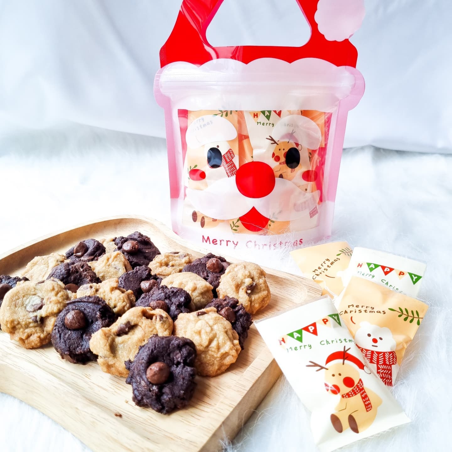 A big thank you to those who have shown us support so far! Our cookie buckets are selling out fast, so we have come up with the Santa cookie gift pack for the last-minute shoppers!
Our freshly baked, non preservative cookies are perfect as a gift to your loved ones this Christmas!
Get a 5% discount off your first order with promo code 'FIRSTCOOKIE5' upon checkout!
Limited sets available. Order via the link in our bio @blueboxcookie.sg ππ
#homebakersg #supportlocalbusiness
#cookiessg