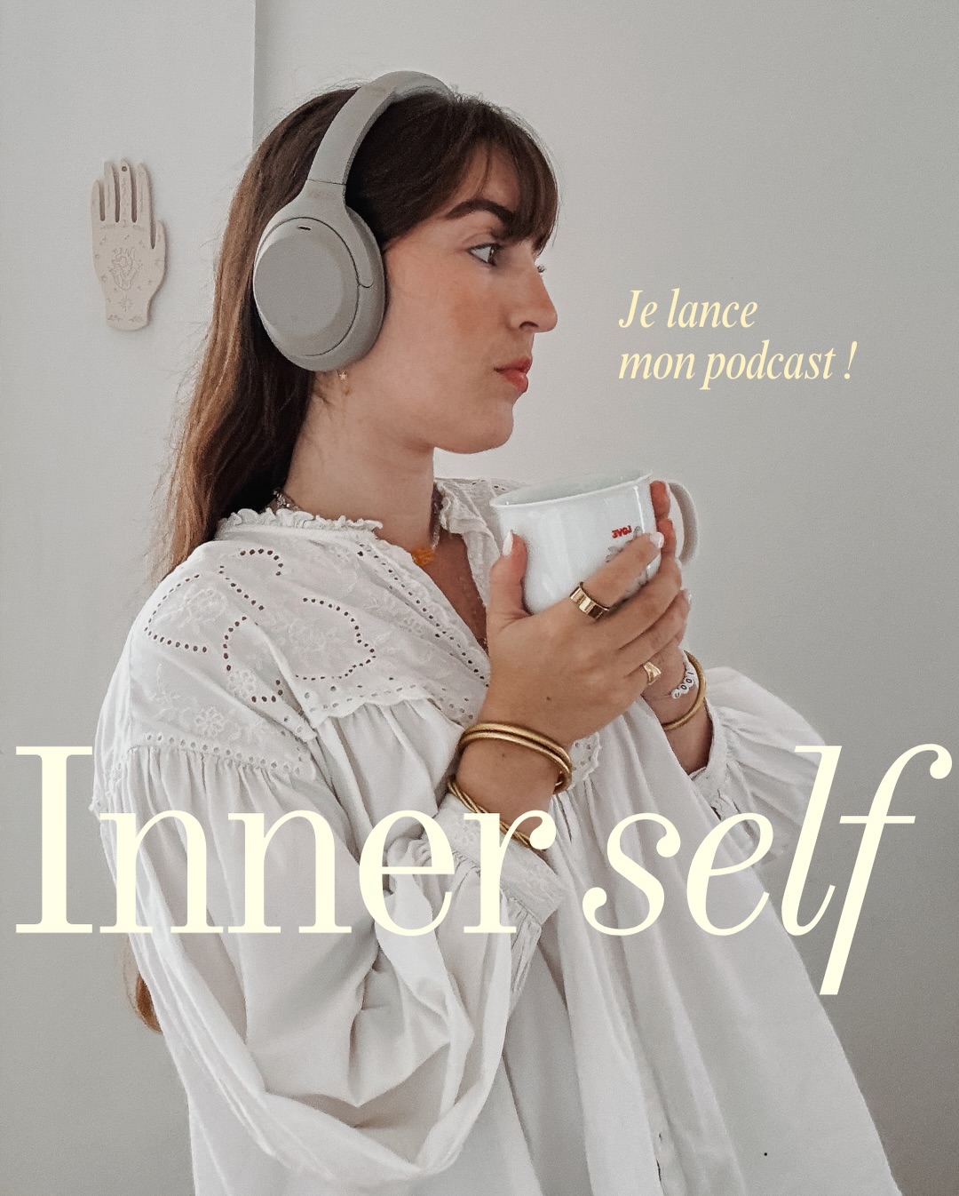 Je me suis réveillée un matin avec une évidence, le genre d’évidence que j’avais eu pour mon oracle alors que je n’y avais jamais pensé auparavant : Je devais lancer mon podcast.
Au début, je me suis dit que j’allais l’appeler comme ma chaine YT que j’avais commencé il y a quelques années : Dialogue intérieur, mais j’ai vu que le nom de podcast avait été pris quelques semaines après que j’arrête YT(ironie du sort).
Alors, je décide de retourner dans mon monde intérieur. Je ferme les yeux, je mets une de mes musiques préférées qui m’amène en transe en quelque minutes puis c’est parti pour l’exploration. Je ne trouve rien, je rumine puis quelques secondes avant la fin de la musique, l’évidence : INNER SELF. J’ouvre les yeux, je regarde si le nom est pris, il ne l’est pas, il sera donc pour moi 🫶🏻🌷
Bienvenue dans INNER SELF, le podcast qui met des mots sur notre monde intérieur ✨
Dans ce podcast, je t’invite à explorer cet infiniment petit qui façonne notre réalité : pensées, émotions ainsi que tout ces mécanismes invisibles qui influencent nos perceptions et notre manière de vivre 🌷
En mettant de la conscience sur notre monde intérieur nous pouvons ainsi mieux décrypter ce qui nous traverse, porter un nouveau regard sur notre expérience et renouer avec notre potentiel inné.
C’est ce que je te propose dans INNER SELF,
Prêt.e à embarquer avec moi ? 🚀🤍✨
Rendez-vous 1 jeudi sur 2 dans tes écouteurs 🎧
