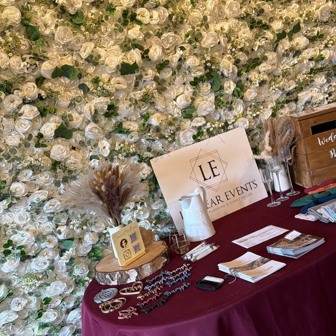 Red Barn Ready 🥂
Come along to see @loubear_events and @theredbarnnorfolk 10am - 2.30pm to choose all the details for your special day.
Placenames and wedding signage by @the_signage_boutique
Flower wall, blossom arch and flower ball centrepieces by @the_backdrop_boutique
Decor and styling by @loubear_events