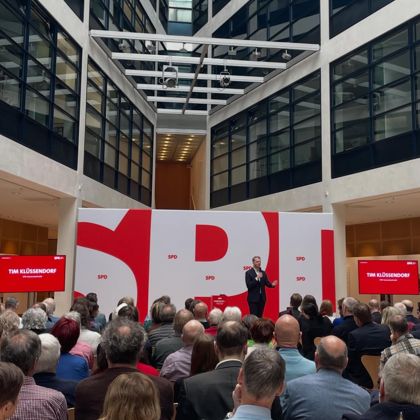 Gestern im Willy-Brandt-Haus:
6 Stunden, über 20 SpeakerInnen und 350 Gäste aus aus SPD, Gesellschaft, Wissenschaft und Wirtschaft - Das war der KLIMADIALOG live 2026! 🙌
Das gibt Rückenwind für gerechte Klimapolitik im neuen SPD Grundatzprogramm. 🚀
DANKE an alle, die diese Veranstaltung mit Leben gefüllt haben! ❤️
Den Link mit der Aufzeichnung der Key Notes befindet sich in unser Bio.
Einblicke aus den Panels und ein ausführlicher Nachbericht folgen in Kürze!
📸 Bilder 1, 3-7, 9: Jasmin Becker @jasminhbecker
📸 Bilder 2, 8: Tadeusz Hmielorz @tadeuszh