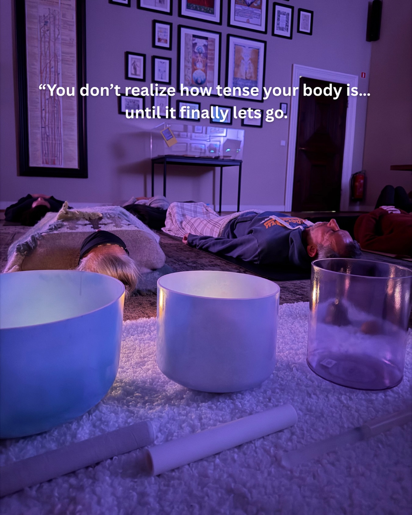 Last session, someone told me they didn’t know they were holding so much until the first deep tone of the bowls hit.
At first, the mind was busy.
Thoughts, noise, restlessness.
But slowly… something shifted.
Breathing deepened.
The body softened.
And for a moment nothing was needed, nowhere to go.
Just presence.
That’s the space we create together.
If your body has been asking for a reset,
this is your invitation.
#relaxation #WellnessAmsterdam #metime #SoundTheraphy