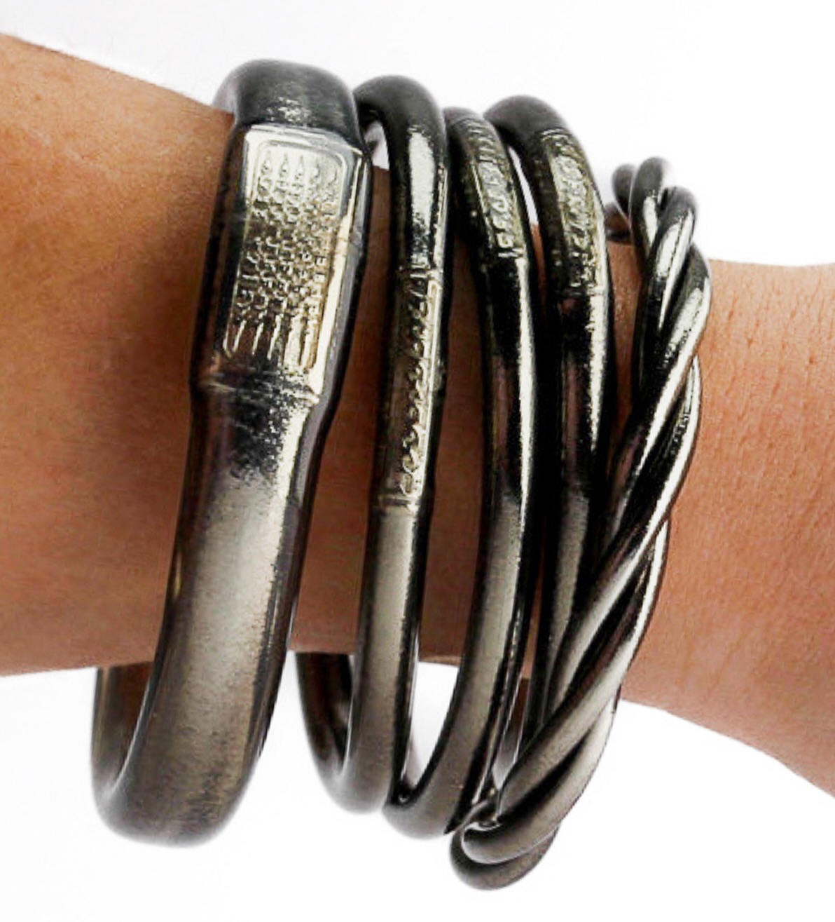 Le Silver se fait attendre.
Le Dark Silver s’impose.
En Yantra.
Élégance profonde. Ligne confidentielle.
Exclusivité Maison Izel.
Encore disponible.
#maisonizel #yantra #joncbouddhiste #braceletbouddhiste