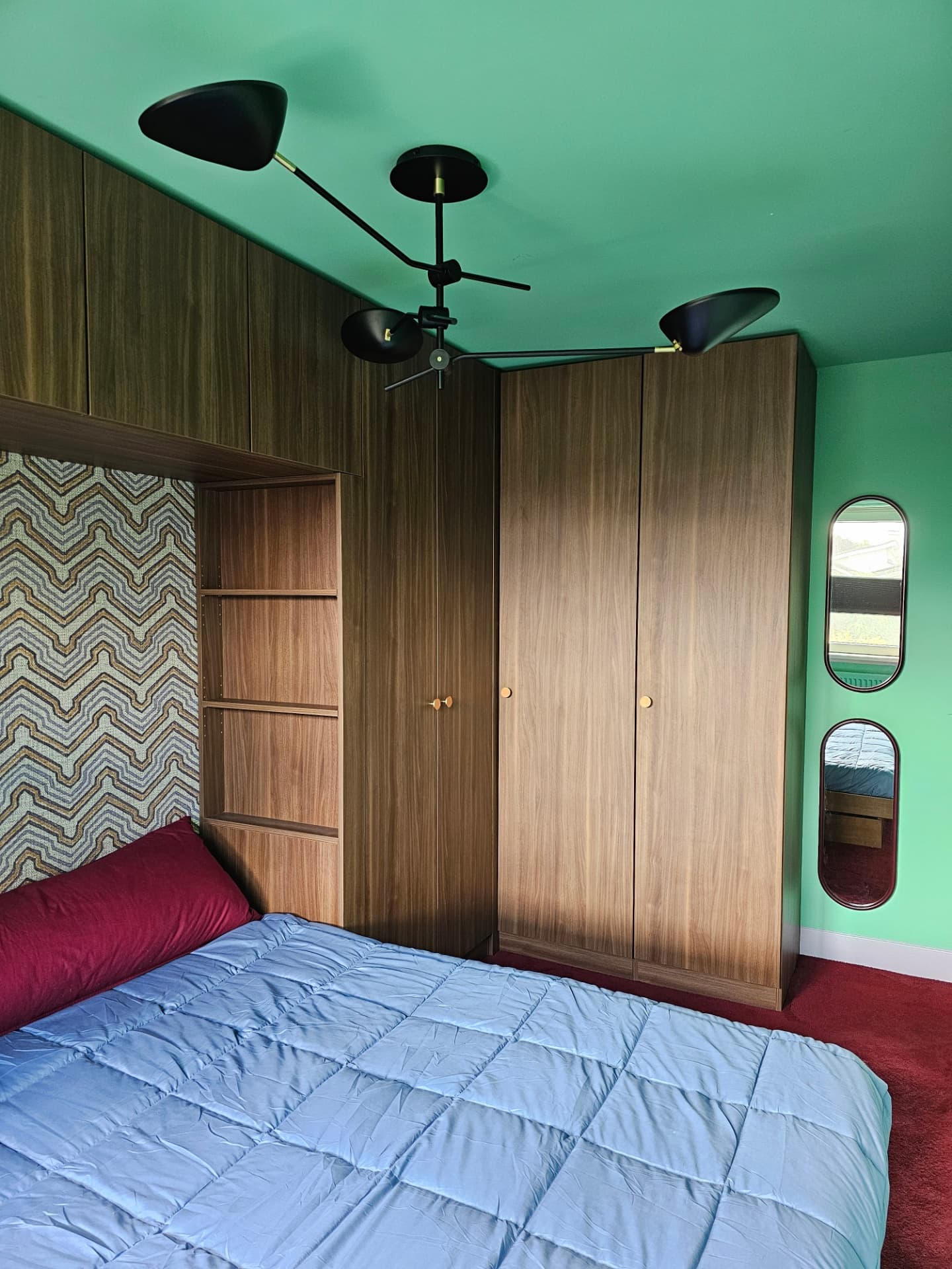 Voor en na van de "master bedroom"! De drie slaapkamers in ons huis zien er heel verschillend uit. Alleen al door de hoofdkleuren: oranjerood (kamer Nowa), blauw (kamer Soekie) en een groene slaapkamer voor Mark en mij. Het is fijn wakker worden iedere ochtend met deze frisse en toch ook rustgevende kleur. En ik denk het maximale uit de ruimte gehaald te hebben met deze zelf ontworpen kast🤩 Ik neem je mee van begin naar het eindresultaat >>>
#interieur #slaapkamer #kastopmaat #kleurrijkwonen #artewalls