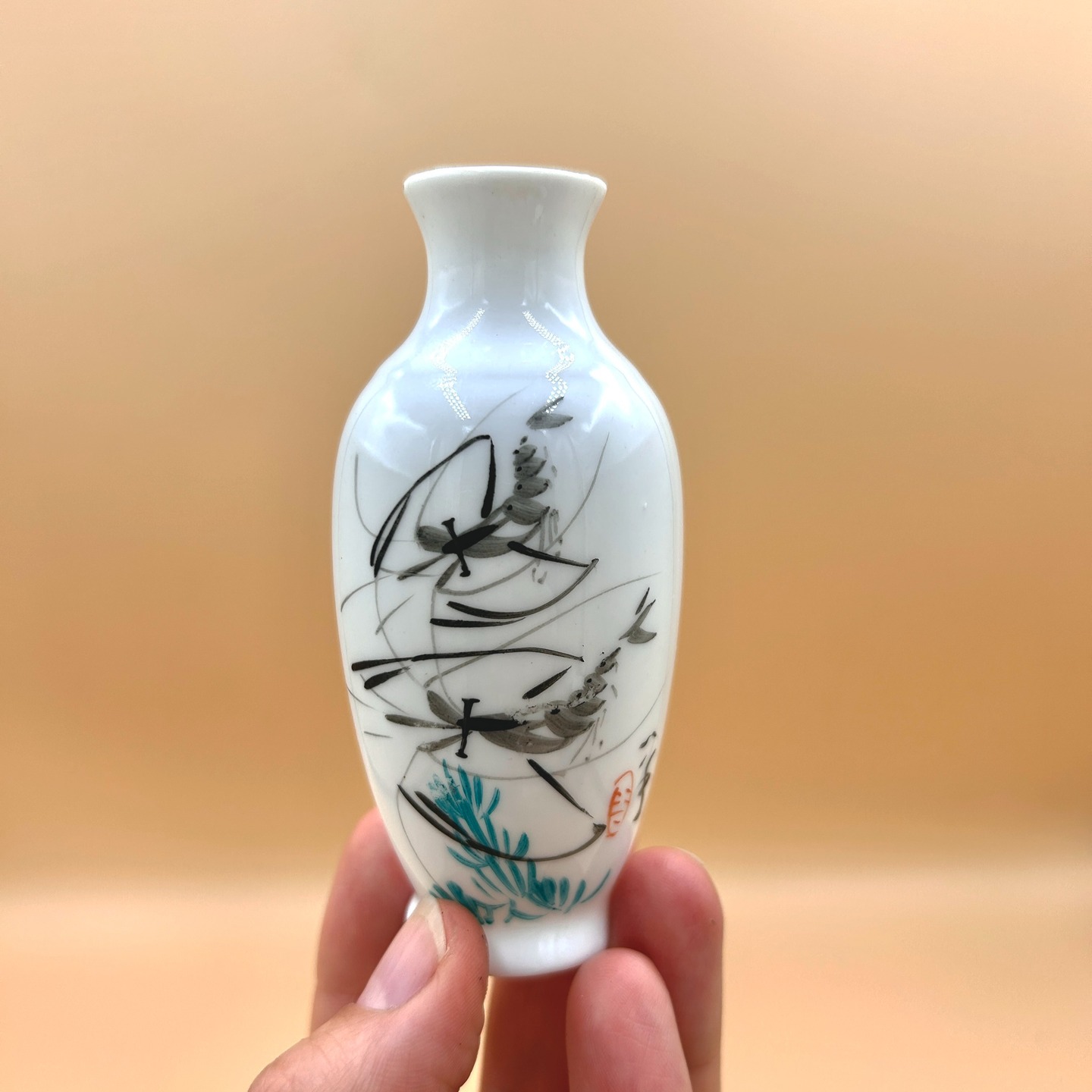 🟢 DOSTĘPNY | Mikro wazonik z krewetkami, Chiny, lata 50-60. w.
Wykonany z wysokiej jakości cienkościennej porcelany wazonik z motywem krewetek, stanowiących reprodukcję słynnych rysunków Qi Baishi, mistrza malarstwa tuszowego, którego prace są dziś warte miliony dolarów.
Qi Baishi (齐白石, 1864–1957) był jednym z najważniejszych malarzy chińskich XX wieku, związanym z tradycją malarstwa literackiego (*wenrenhua*). Zasłynął z oszczędnego, ekspresyjnego stylu *xieyi*, w którym szczególnie często przedstawiał motywy przyrody, takie jak krewetki, owady i rośliny. Jego twórczość łączyła prostotę formy z dużą wrażliwością obserwacyjną, wywierając trwały wpływ na nowoczesne malarstwo chińskie.
Maleńki uszczerbek przy rancie.
Wys. 10 cm
90 PLN + 15 PLN koszt wysyłki