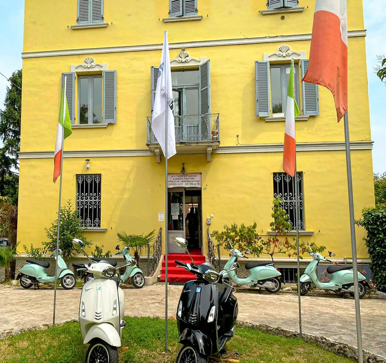 ✨LaDolceVespa House✨ We're here to give you an unforgettable experience💛🛵
📞+39.340.988.3409 #LaDolceVespa
#lakegarda #lakegardaitaly #desenzanodelgarda #vespa #rental #italy #travel #scooter #vesparental