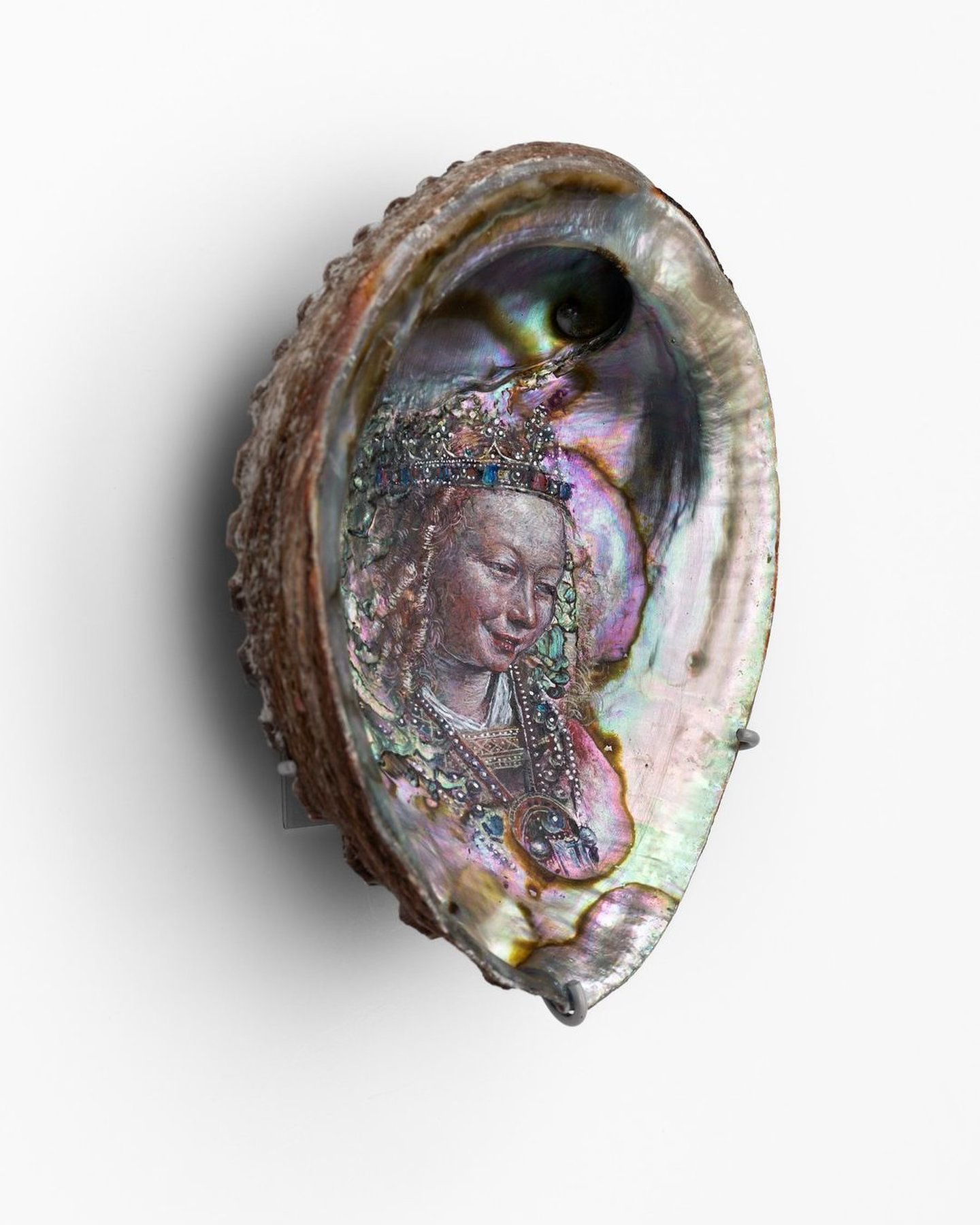 Chris Oh (b. 1982) skillfully combines the essence of art history with the organic beauty of natural materials, inviting reflection on the relationship between art, nature, and time. His work is a dialogue between past and present, encapsulating the intricate details and emotive power of the Old Masters while presenting them on unconventional canvases such as shells and antique wood.
Featured:
Ripples, 2024
Acrylic on seashell
15.88 x 11.75 x 3.81 cm
Chris Oh @cchris.ohh
Part of the three-person exhibition featuring work by artists Leelee Chan, Chris Oh, and Cai Zebin | presented by Capsule Shanghai at Liste Art Fair Basel 2024 | on view through June 16 | Stand 30 @liste_art_fair_basel @capsuleshanghai @doubleleechan @caizebincaizebin
.
Artwork images: @mariogalluccistudio
Installation image: @graysc.de
.
#ListeArtFairBasel #Liste2024 #CapsuleShanghai #ChrisOh. #artcollector #arthistory #artadvisory