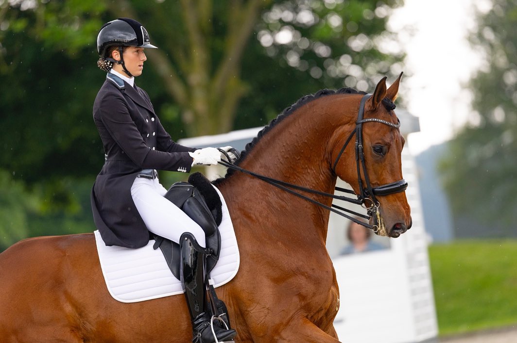 NK Ermelo 2024🧡🇳🇱
Wat een geweldig weekend was het met Henderson op het NK!🥰
Zaterdag voor een mooie 7e plek gereden met 69% op deze observatie voor het EK. Deze mooie score die ons verzekerde van een plek in de grote finale is tevens ook onze 1e kaderscore🤗
Op zondag onze nieuwe kür mogen rijden🤭De spanning liep op en helaas slopen er te veel fouten in. Desondanks zijn we ontzettend blij met deze ervaring en de leer die we hieruit kunnen trekken🙌🏻
Ik wil iedereen bedanken voor de geweldige support het hele weekend❤️
@linda_dick_vanwoudenberg