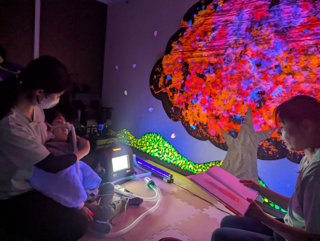 🌸夜桜と朗読🌸
みんなで色付けした
桜🌸
暗闇に浮かぶ
夜桜の中で
「さくらのさくひ」
の絵本を朗読しました🌸
静かにお話の声に
耳を傾けて
絵本の世界へ
最後は
桜柄のオーガンジーと
たくさんの桜吹雪🌸
幻想的な
桜の世界観を楽しみました😊
#夜桜
#絵本「さくらのさくひ」
#がじゅまるの家
#ムーブメント療法
#ムーブメント療法士
kidsleaf
訪問型病児保育
児童発達支援事業所
小規模保育園
訪問看護
医療的ケア児
重度心身障害児
東区箱崎
こどもの笑顔を守りたい