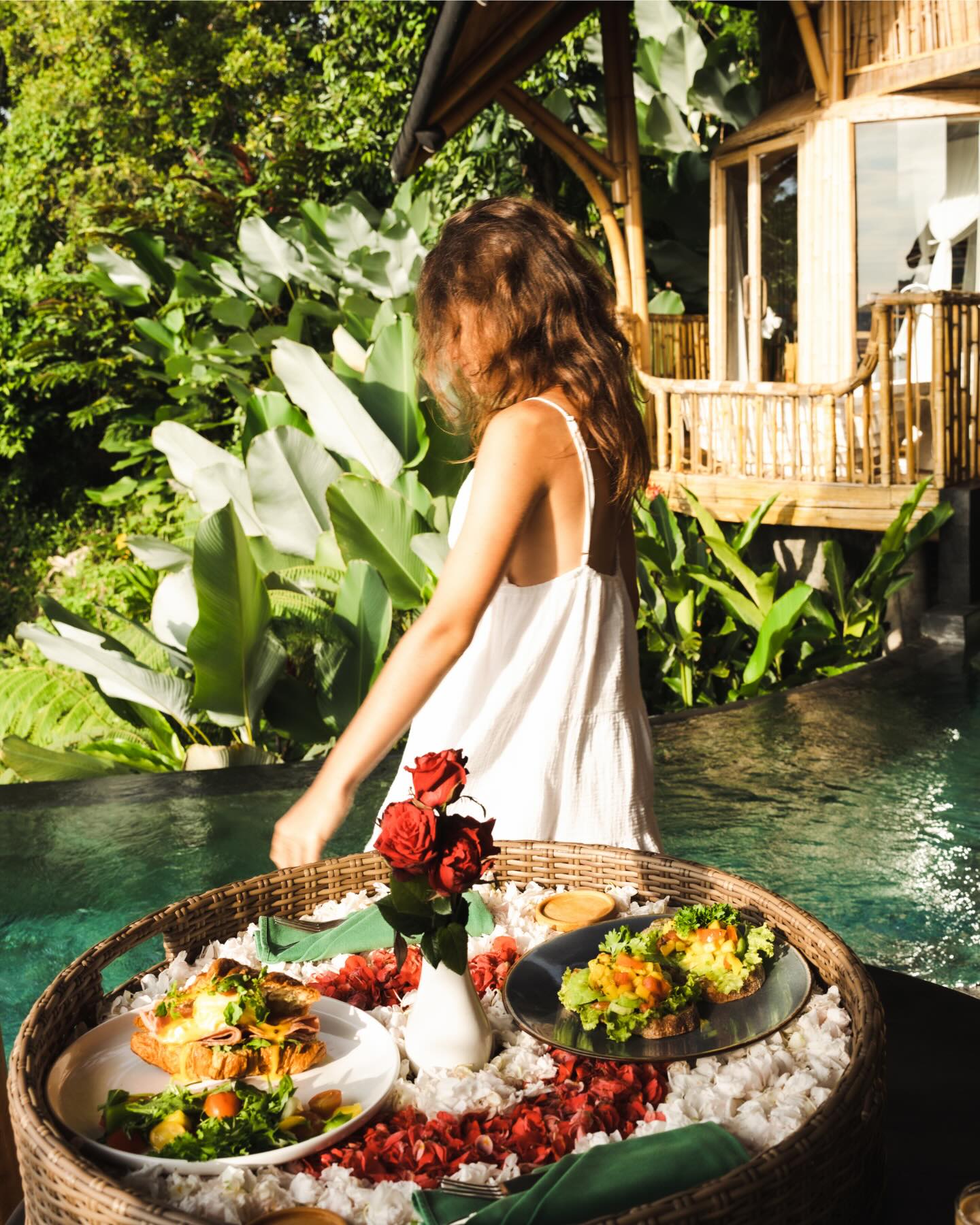 Start your day with an incredible floating breakfast experience surrounded by lush greenery! Indulge in delicious food and stunning views, making unforgettable vacation memories. 🥐🍳☕️
Book your ultimate jungle getaway now and treat yourself to this slice of paradise! ➡️