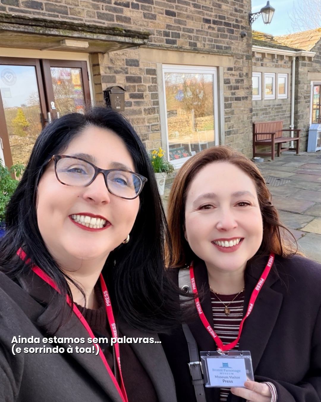Ainda estamos sem palavras… (e sorrindo à toa!)
Filmar dentro da casa das Irmãs Brontë um lugar onde normalmente não é permitido gravar, parecia algo distante… quase impossível.
Mas dessa vez, conseguimos!
Receber esse press pass não foi só um crachá.
Foi um daqueles momentos que fazem a gente parar e pensar: olha onde estamos chegando.
Depois de tanto trabalho, dedicação e amor por cada detalhe que compartilhamos com vocês… viver isso foi simplesmente inacreditável.
Seguimos por aqui, mostrando o mundo com o nosso olhar, sempre com verdade, curiosidade e aquele toque especial que vocês já conhecem.
Obrigada por estarem com a gente em cada conquista. Essa também é de vocês.❤️
#EmiLouDayByDay #irmasviajantes