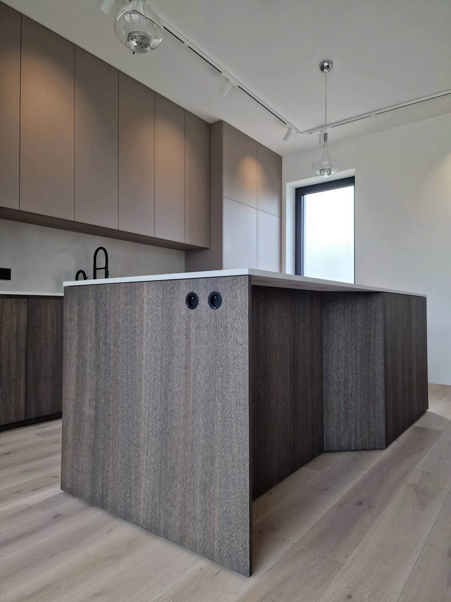 #kitchenslovakia #kitchenisland #kuchynskyostrov #dubmoreny #hulimanstolarstvo
@zuhu.sk
@adler_slovensko
@foodatelier.sk