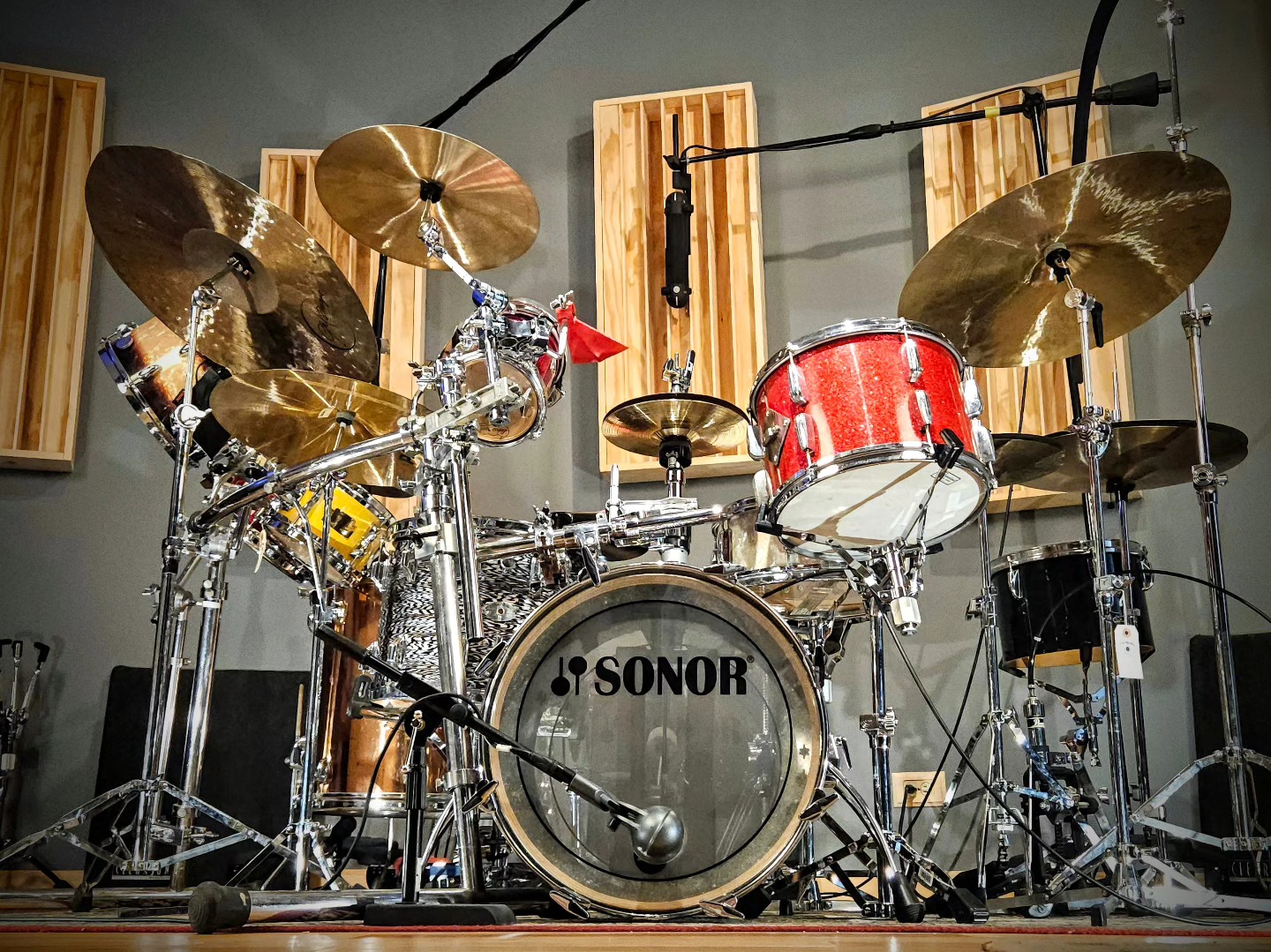 It's alive!! 💀 This year we're celebrating Halloween with our own Frankenstein kit! Come try it out this Saturday when our doors are open 11am to 5pm!
Even if you can't make it in, tell us what monstrosities you've made!
🎃 Happy Halloween!! 🎃
.
.
#halloween #halloween2024 #vintagedrums #drumshop #frankenstein #drums #monsters #munsters #maxwell