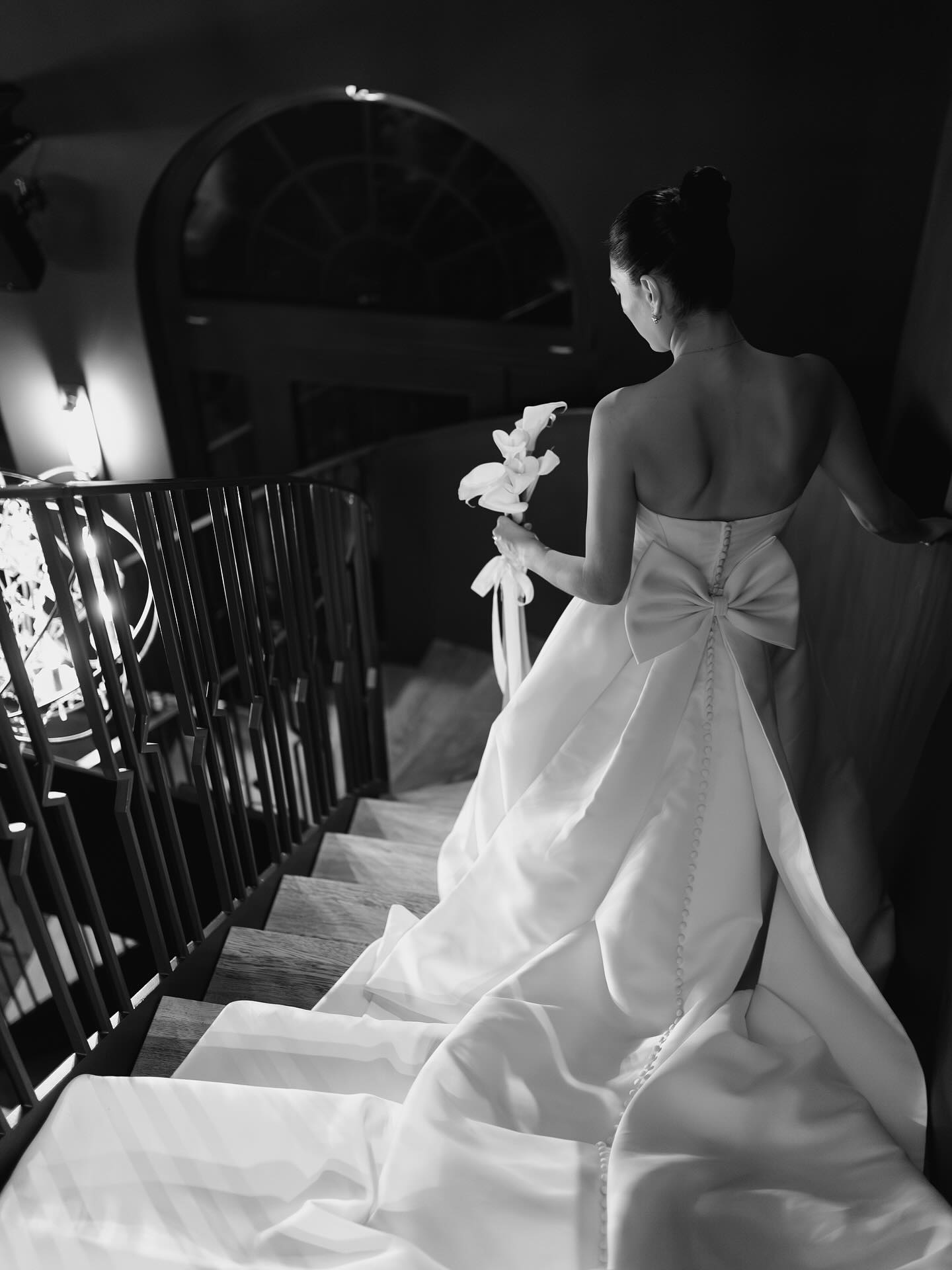 Situationen, die nicht auf dem Ablaufplan stehen und mit die schönsten Momente auf der Hochzeit sind:
Der Moment kurz bevor es zu den Gästen geht und man voll Aufregung und Glück die Treppen hinuntergeht.
Diese Ruhe, die ihr einander gebt, während ihr eure Paarfotos macht und euch das erste Mal als Ehepaar wahrnehmt.
Dieser Moment, wenn deine Schwiegereltern sich bei dir bedanken und dich vor allen Gästen nochmal offiziell in der Familie willkommen heißen.
Wenn die besten Freunde einen Überraschungsmoment mit Wunderkerzen geplant haben und dein Ehemann dich leidenschaftlich küsst und dich dann auf seiner Schulter zurück zur Party trägt.