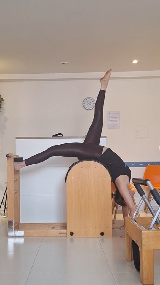 Dois dos aparelhos mais temidos do estúdio! Eletric Chair e Ladder Barrel. 💪🏻
E olha que a gente nem liga a cadeira na tomada!!! E o Barril, minha gente, não vira! Rs.
Aparelhos incríveis @equipilates_oficial