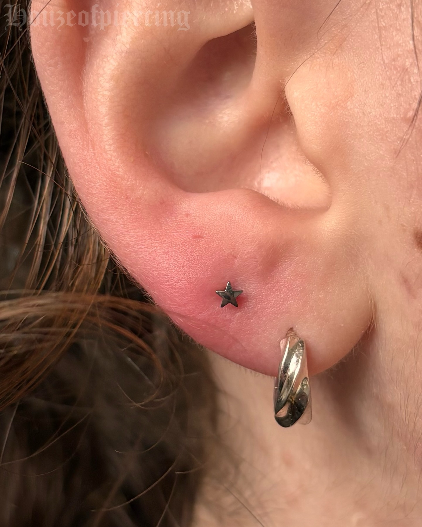 Simple never has to mean boring ✨ a fresh set of seconds from a few weeks back, fitted with Stellar ends from @neometaljewelry for a teeny bit of shine
prepped with @purklenz
pierced with @probodyart
jewellery from @neometaljewelry
cooled with @neilmedpiercingaftercare
supplies from @probodyart @aces_supply and @holymountainsupplies
🖤 @venusinfurs.ie 14 Exchequer St, Dublin 2
⛓️ Tuesday to Saturday, booking link in bio
#piercing #piercer #earpiercing #lobepiercing #irishpiercer