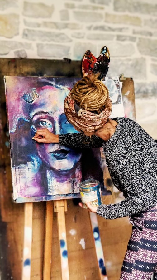 🎨 Ça se passe… dans l’atelier.
C’est petit, mais chargé d’énergie.
Créer, ressentir, construire.
Tester, chercher, recommencer, affirmer.
Pour moi, l’atelier n’est pas seulement un lieu de création.
C’est un espace de résonance, où l’énergie circule sans cesse.
Je n’y peins pas seulement des images.
J’y cherche des œuvres habitées, sensibles, expressives.
Des peintures qui portent quelque chose de vivant.
Et vous, avez-vous un espace où vous déployez pleinement votre énergie ?
🙏Merci pour vos partages.
Et si mon univers vous appelle, bienvenue ici.
@belluleart
#belluleart #contemporarypainting #artiststudio #behindtheart #expressiveart authenticartist soulfulartist artiststudiolife