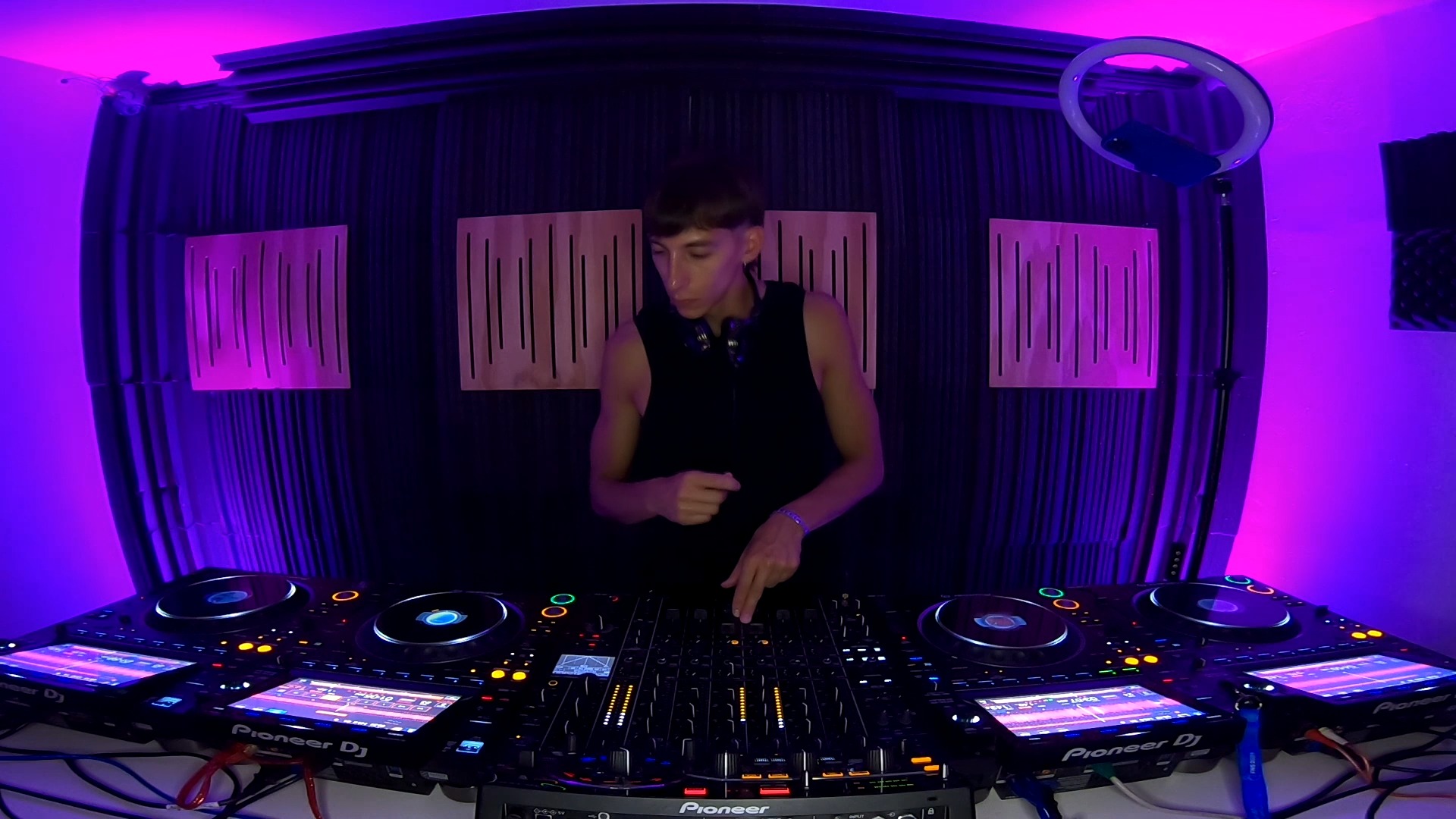 Te compartimos un fragmento de la tremenda sesión de Matias Hidalgo en nuestra Monster Cabina. Verlo en acción con las 4 CDJ-3000, el mixer DJM-V10 y las RMX-1000 es de otro planeta. 🚀
⚠️ Atención comunidad: Ya estamos preparando la próxima fecha exclusiva para nuestros alumnos egresados destacados. ¿Quién será el próximo en dominar estas máquinas?