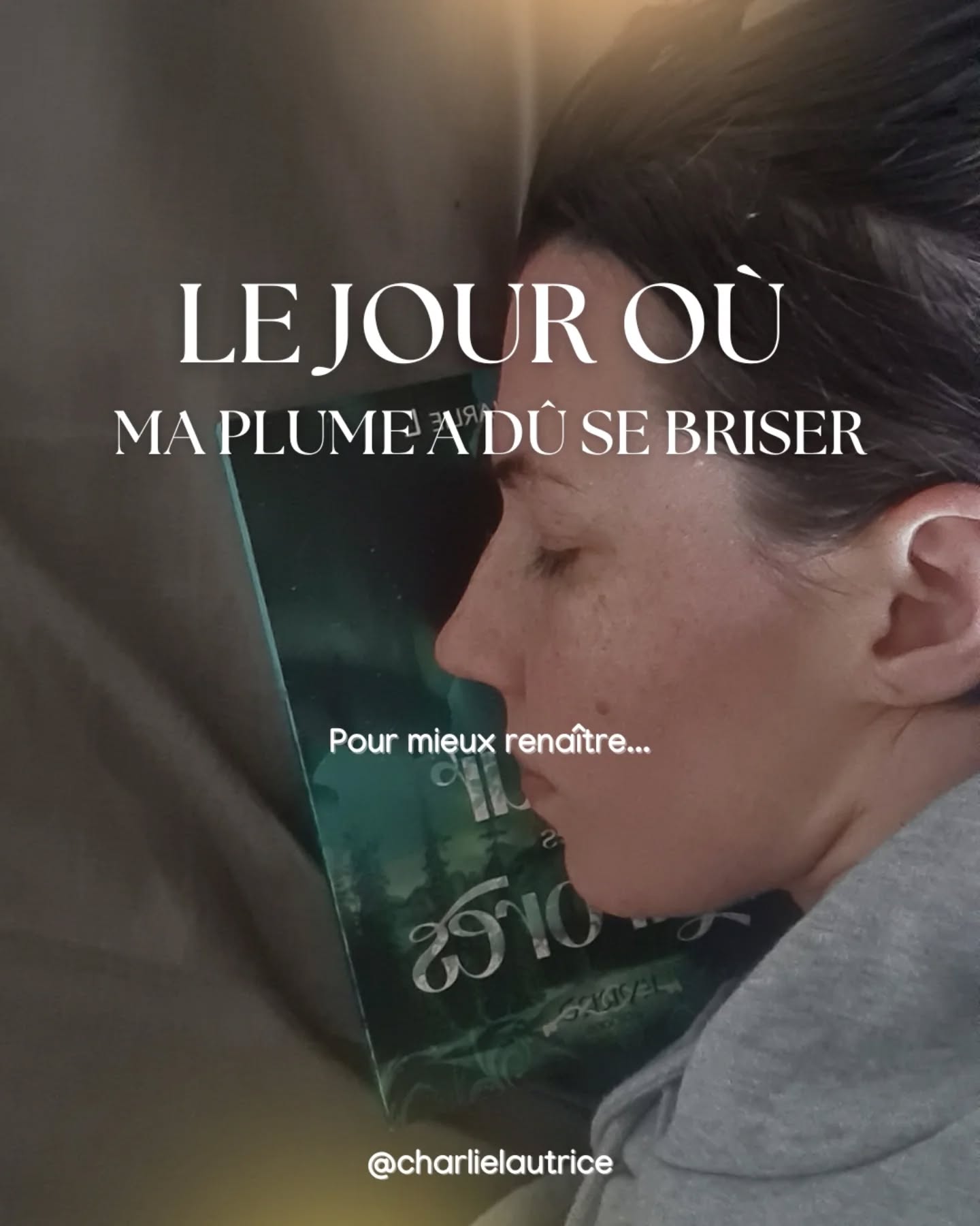 On parle souvent de la fierté de voir son nom sur une couverture. On parle moins de la zone de turbulences qu'est le travail éditorial, ce moment où le texte qu'on a chéri est disséqué, page après page.
Pour À la Lueur des Aurores, j’ai vécu un tournant majeur. Un tournant nécessaire, mais d’une difficulté psychologique que je n’avais pas anticipée.
Recevoir ses corrections, voir ses certitudes s’effondrer... j'ai eu peur. Peur de ne plus savoir écrire, peur que mon histoire m'échappe. J'ai pleuré, j'ai voulu tout arrêter. Il a fallu accepter de tout déconstruire pour mieux reconstruire.
Mais dans cette tempête, je n'étais pas seule.
Je veux dire un immense merci à @kyrro_editions de m'avoir poussée dans mes retranchements avec autant de professionnalisme. Cet édito "douleur" est ce qui a fait de moi l'autrice que je suis aujourd'hui. Sans cette rigueur, Sevan n'aurait jamais eu la profondeur qu'il a dans Strike Out.
Et surtout, merci du fond du cœur à @elodie_francois_the_wonderland . Tu as été mon ancre quand je perdais pied. Ta présence, tes mots et ta bienveillance ont été le phare qui m'a permis de ne pas couler. ⚓️✨
C'est dans ces moments de grande fragilité que l'on forge sa plus belle plume. Aujourd'hui, je regarde ce chemin avec gratitude. La cicatrice est là, mais elle raconte une victoire : celle d'avoir appris à grandir.
Et toi, as-tu déjà eu des piliers, des ancres mais aussi des motivateurs qui t'ont aidé à traverser tes doutes les plus profonds ?
Tagges-la en commentaire pour lui dire merci. 👇