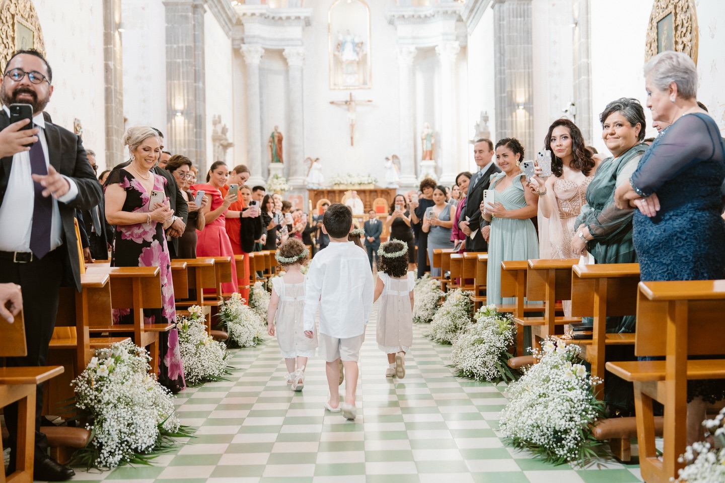 Los pajes no solo acompañan… roban corazones.
Entre risas, nervios y pasos pequeños, crean algunos de los momentos más reales de toda la boda.
Y sí… siempre estoy listo para capturarlos.
Querétaro & San Miguel de Allende.
Page boys don’t just walk… they steal hearts.
Between laughter, nerves, and tiny steps, they create some of the most genuine moments of the day.
And yes… I’m always ready for them.
#WeddingMoments #RingBearer #WeddingMexico