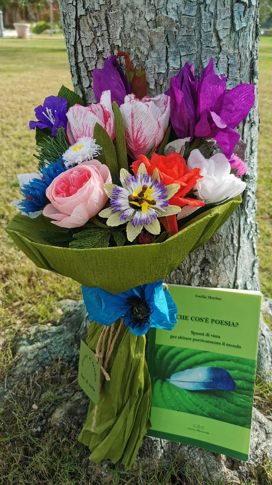 💐🌳Risveglio in Puglia. Buongiorno così 😌 Grazie Rosanna De Stefano 🙏🏽 per lo splendido bouquet-poesia dei fiori di carta intorno al cerchio.
Iris, fiordalisi, tulipani, pratoline, passiflora, rosa blu dell'Himalaya... 💙 "Che ci sia luna sul sentiero notturno di chi porta i fiori" #haiku #poesia #bellezza #anima #grateful