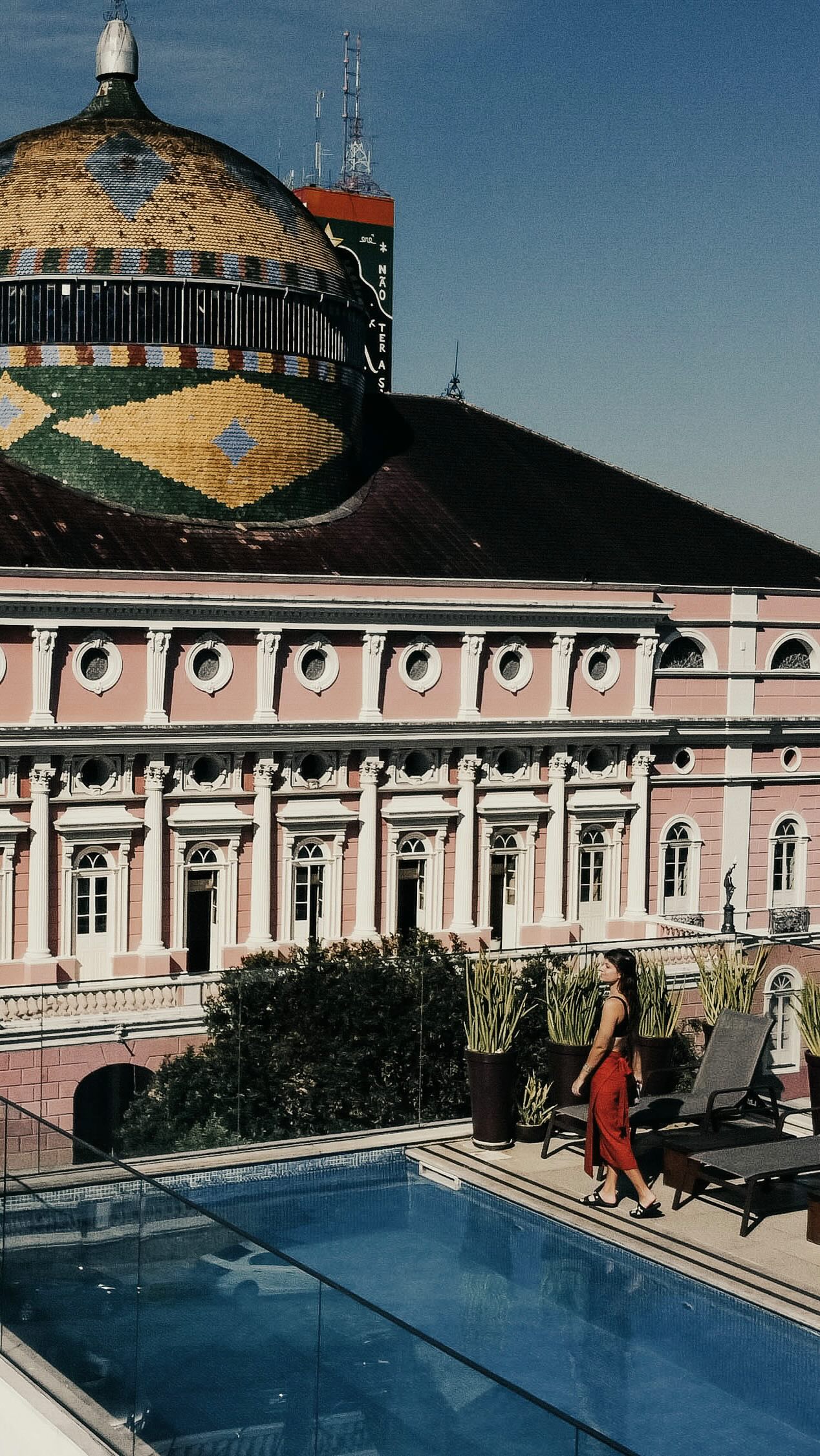 Tem viagens que são natureza. Outras são cultura. E algumas… são as duas dançando juntas bem no meio da cidade. Se hospedar no @jumaopera, é exatamente isso: um pé na história, outro na imensidão da Amazônia.