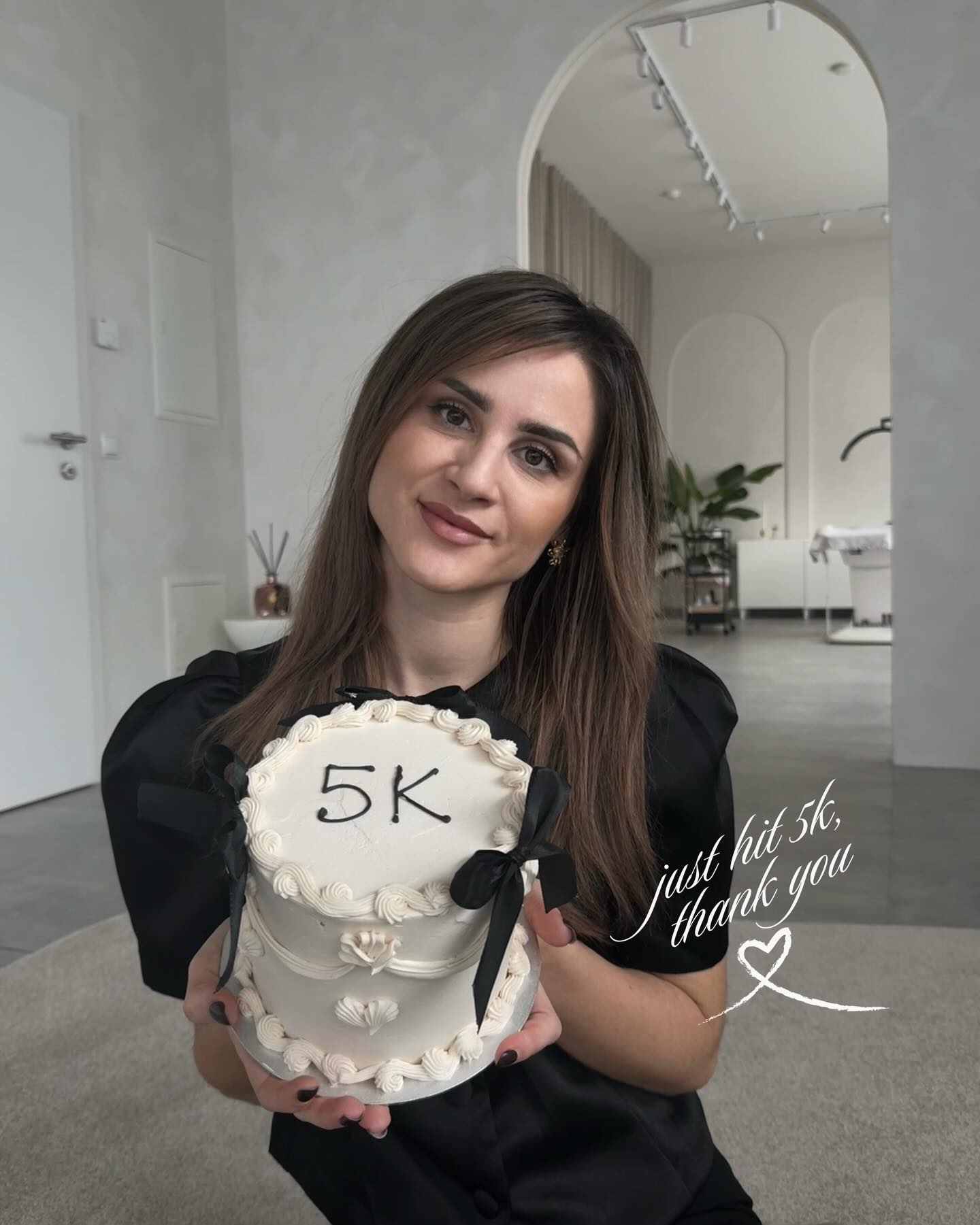 5.000 Follower… und ich bin unglaublich dankbar 🥹🤍
Danke für euer Vertrauen, eure Unterstützung und all die wundervollen Kundinnen, die ich jeden Tag begleiten darf.
Zur Feier dieses Meilensteins verlose ich:
🎁 1x 150€ Gutschein für Permanent Make-up
So kannst du teilnehmen:
1️⃣ Folge meinem Account
2️⃣ Like diesen Beitrag
3️⃣ Markiere 2 Freundinnen, die meine Arbeit lieben würden
Der oder die Gewinner/in wird am 01.04.2026 ausgelost und in der Story bekannt gegeben ✨
Danke, dass ihr Teil meiner Reise seid 🤍
___________________________
Das Gewinnspiel steht in keiner Verbindung zu Instagram und wird in keiner Weise von Instagram gesponsert, unterstützt oder organisiert. Der Rechtsweg ist ausgeschlossen. Eine Barauszahlung des Gewinns ist nicht möglich.
#giveaway #gewinnspiel #pmu #studiomelia