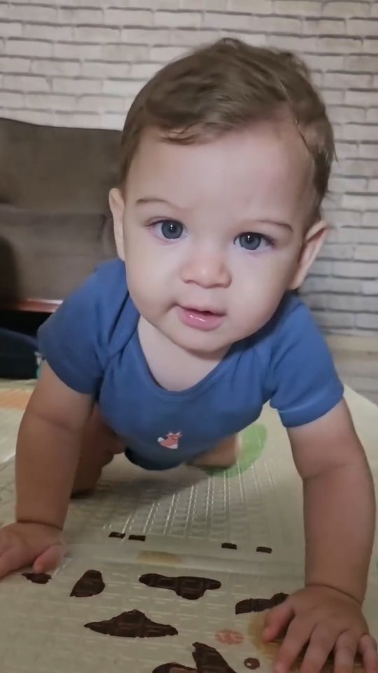 Alguém resolveu chegar aos 8 meses engatinhando 🥰
Que comecem os jogos 😅
