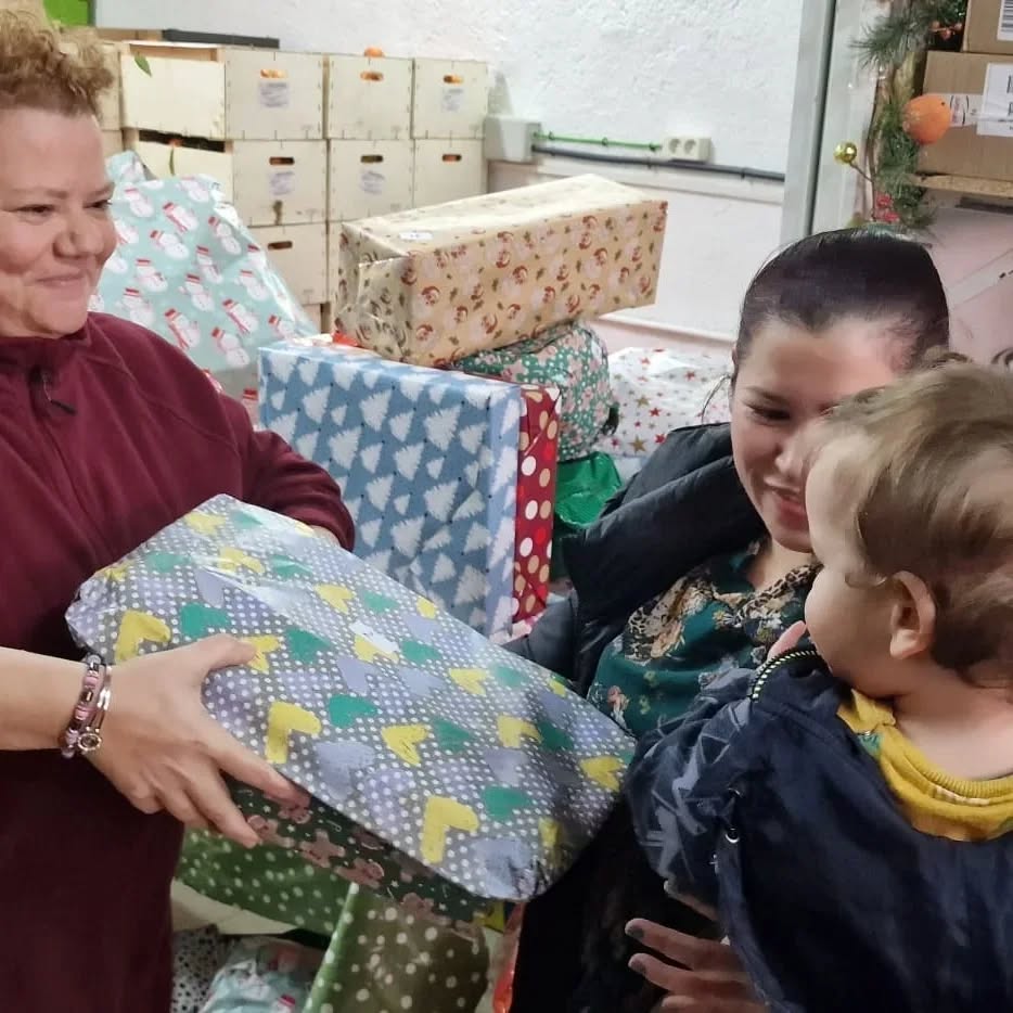 Un día increíble. Nos quedamos con la alegría y las sonrisas que hemos podido compartir hoy, gracias al inmenso trabajo de todos los voluntarios y a todas las donaciones que nos hacéis llegar.
GRACIAS POR UN DIA MÁGICO
❤️❤️❤️
#voluntarios #reyesmagos #reyes #regalos #asociacion #donaciones #ong #voluntariado #farmacéuticossolidarios #farmaceuticossolidarios