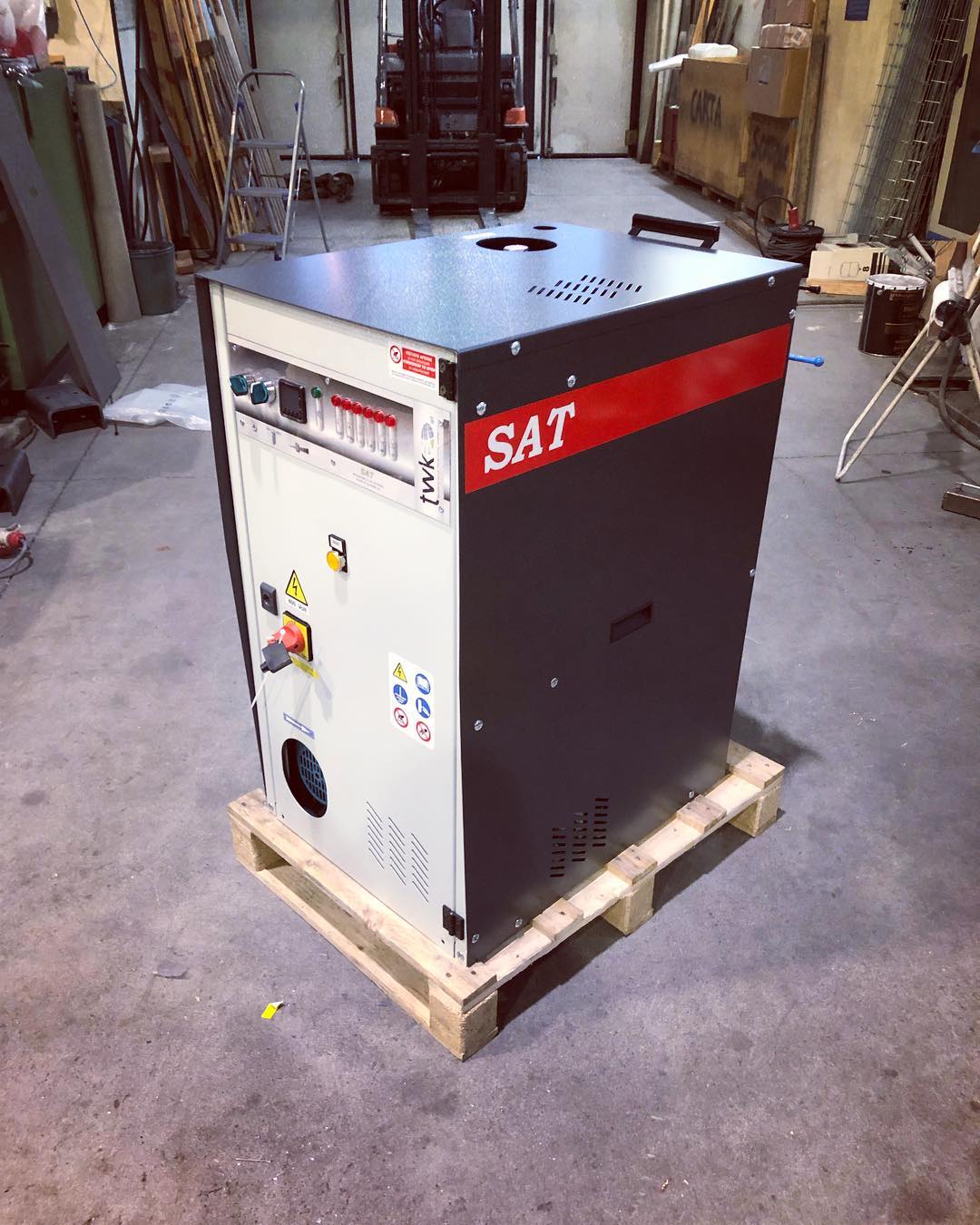 Riscaldatore ad olio diatermico fino a 200 gradi con circuito di raffreddamento ad acqua mod. SAT 24 #diathermicoil #oliodiatermico #diathermicoilheater #riscaldatoreoliodiatermico #heatexchanger #SAT #twkboiler