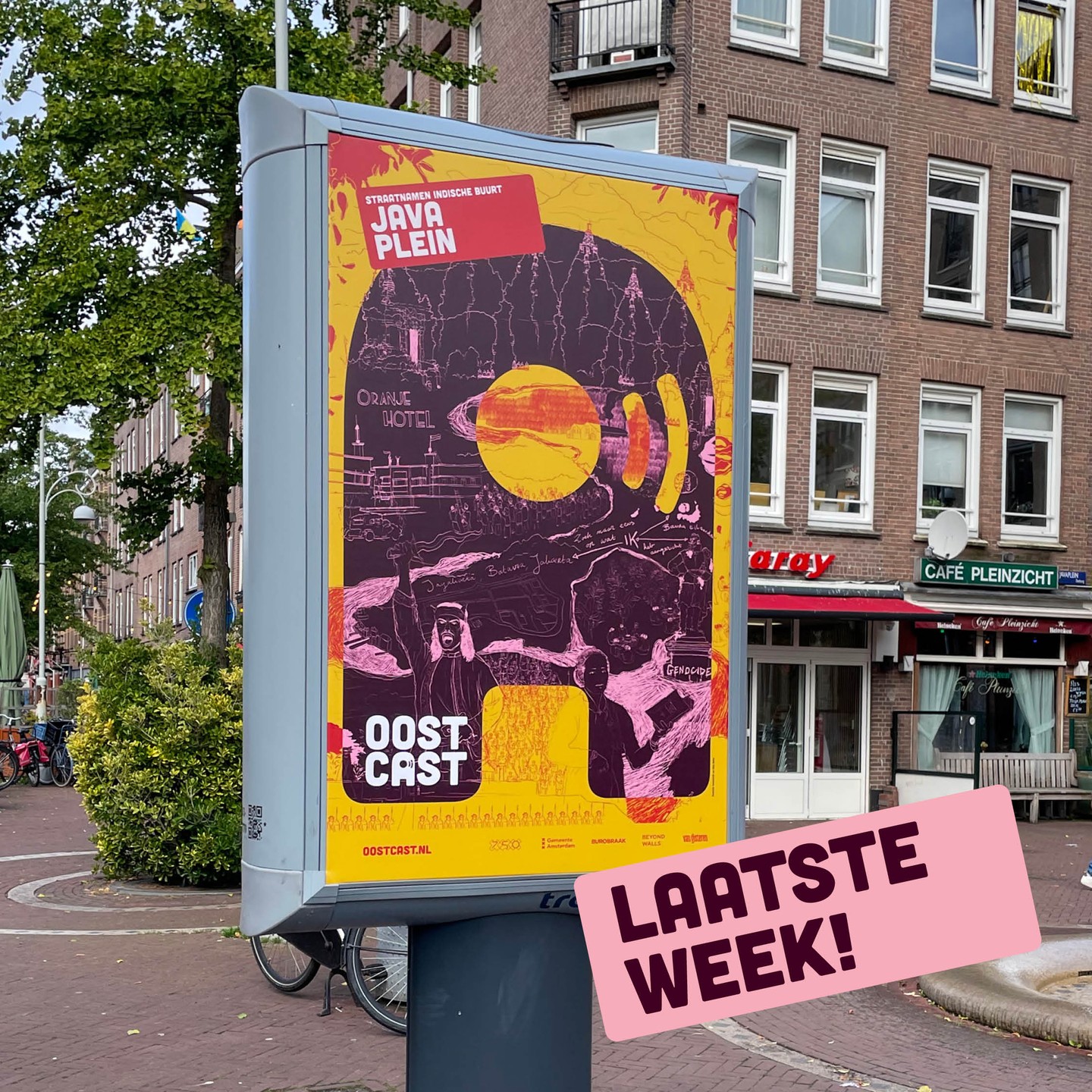 Laatste week
Loop nog tot 11 januari 2024 de wandelroute OOSTCAST Straatnamen Indische Buurt!
Java
Het Indonesische eiland Java is drie keer zo groot als Nederland en kent al ver voor de komst van de Nederlanders en andere Europese machten een rijke geschiedenis van grootschalige mondiale handel, koninkrijken en culturele uitwisseling. Er is steeds meer aandacht voor verhalen voorbij een Eurocentrische blik. Zo was er ook op Java vanuit de bevolking altijd sprake van verzet tegen de koloniale bezetter en kent het eiland vele verzetsmensen die voor vrijheid en emancipatie streden.
De Indische Buurt telt talloze straatnamen die vernoemd zijn naar eilanden en gebieden in Indonesië. OOSTCAST Straatnamen Indische Buurt nodigt je uit om meer te leren over de onderbelichte verhalen die hierachter schuilgaan. Het project bestaat uit een wandelroute, een podcast en artistieke reflecties over straatnamen en plekken in de Indische Buurt en daarnaast de tentoonstellingen in de Meevaart. Centraal staan de koloniale geschiedenis en verhalen van toen en nu.
Let ook op de straatstickers met de qr-code op de Balistraat, Molukkenstraat en Borneostraat. Scan de code en luister naar het verhaal achter deze straatnamen.
Voor meer informatie ga naar oostcast.nl/straatnamen-indische-buurt.
@burobraak
@beyondwalls.nl
@vangisteren.nu
@frederick_artist
@gigivangrevenbroek
@nsaliha
@dlorrej
@gemeenteamsterdam
@stichtingamsterdam750
@meevaart
#OOSTCAST #OOSTCASTIndischeBuurt#AmsterdamIndischeBuurt #GemeenteAmsterdam#750jaarAmsterdam #straatnamen #StraatNamenAmsterdam#KolonialeGeschiedenis #VerhalenUitOost #Podcast#PodcastAmsterdam #BijschriftenBijStraatnamen