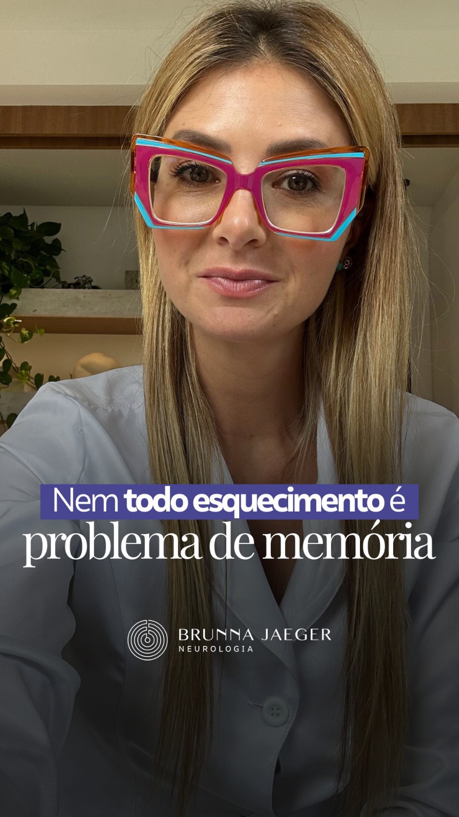 Memória começa com atenção.
Para que uma informação seja lembrada depois, ela precisa primeiro ser registrada adequadamente pelo cérebro.
Quando estamos distraídos, realizando várias tarefas ao mesmo tempo ou com excesso de estímulos, o registro inicial pode não acontecer de forma eficiente.
Nesse caso, o que parece ser um “esquecimento” pode ser, na verdade, uma falha no processo de atenção.
Esse é um fenômeno muito comum na vida cotidiana e não significa necessariamente doença neurológica.