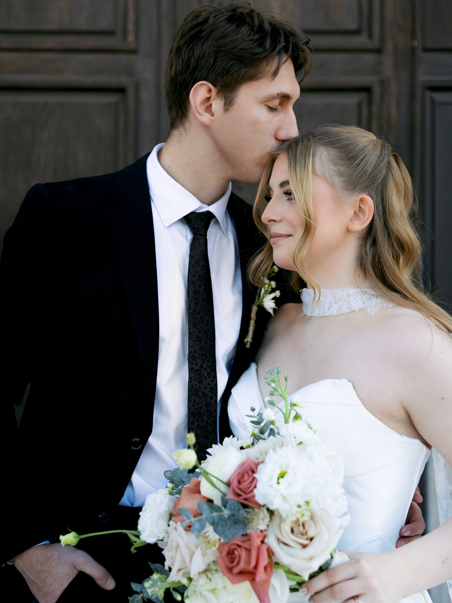 🤍💐
.
Windsor weddings, but make it intentional.
This editorial was all about bringing a timeless vision to life, blending classic architecture with a modern, documentary approach that Blink Photography Windsor is known for.
Based in Windsor, Ontario and serving both Windsor & Detroit couples, we focus on capturing real moments in a way that feels elevated, true-to-colour, and effortlessly cinematic.
A huge thank you to the incredible creative team behind this shoot , collaboration like this is what turns an idea into something unforgettable.
Windsor Ontario Wedding Photographer | Detroit Wedding Photographer | Editorial Wedding Photography
THE DREAM TEAM🤍💐🎉
Photography & Creative Direction: @blinkphotographywindsor
Gown: @sophiesgownshoppewindsor
Venue: @watersedgeeventcentre.ca
Decor: @amina.co.decoration
Hair: @stylesquad.hairteam
Makeup: @marylinesbeautylounge
Florals: @lindsaysflorals_
Cake: @ibakealotofthings
—
#WindsorWeddingPhotographer #WindsorOntarioWeddingPhotographer #DetroitWeddingPhotographer #OntarioWeddingPhotographer #BlinkPhotographyWindsor WindsorWeddings DetroitWeddings EditorialWeddingPhotography LuxuryWeddingPhotographer WeddingInspiration BrideAndGroom WeddingPhotoshoot WindsorOntarioPhotographer CanonR6 Mark iii