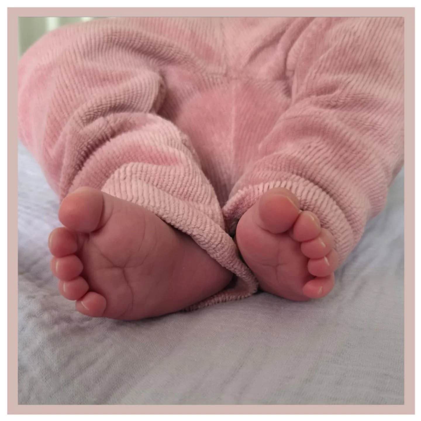 WELKOM MARA! 🩷
Dit lieve kleine meisje heet Mara. Ze is het kleine zusje van Sem, die vanaf nu zijn verjaardag met haar mag delen. Hoe bijzonder is dat! 😍 Mara werd geboren op 8-3-2026 om 04:54 uur. Ze woog 4515 gram bij 41+1.
We kennen Juliette & Jasper al van de zwangerschap van Sem. Sem werd prematuur geboren, en dat maakte deze zwangerschap extra spannend. We spraken wat extra controles af ter geruststelling. ❤️ Wat was het een opluchting toen Juliette de 37 weken bereikte! Toen was ze er ook wel klaar voor eigenlijk, maar daar dacht Mara anders over. 😜 Ze stelde het geduld van haar ouders goed op de proef. We besloten bij 41 weken nog niet te strippen, want nu ze al zo lang hadden gewacht wilde ze in elk geval de verjaardag van Sem nog even afwachten. Ook daar was Mara het niet mee eens. 🤭 Dit eigenwijze meisje besloot precies op dezelfde datum als haar broer de wereld te komen verkennen! De een bij 33+6, de ander bij 41+1. Hoe bestaat het! 😱
De bevalling verliep heel vlot, maar was echt pittig voor Juliette. Bij 7 cm gaf ze aan het niet meer vol te houden. We braken de vliezen in de hoop dat ze snel hun kindje mocht gaan ontmoeten. Helaas bleek Mara in het vruchtwater te hebben gepoept. 💦 We verplaatsen van het kraamhotel naar de verloskamers, waar Juliette al vrijwel meteen persdrang kreeg. Niet veel later werd een prachtig meisje geboren dat het heel goed deed! 🥰
Lieve Juliette, Jasper en Sem, van harte gefeliciteerd met de geboorte van jullie mooie dochter en lieve kleine zusje! Jullie mogen enorm trots zijn! Heel veel geluk samen! Liefs, team LEV. 🤎
#babyzusje #bevalling #verloskundige #welkomkleintje #itsagirl